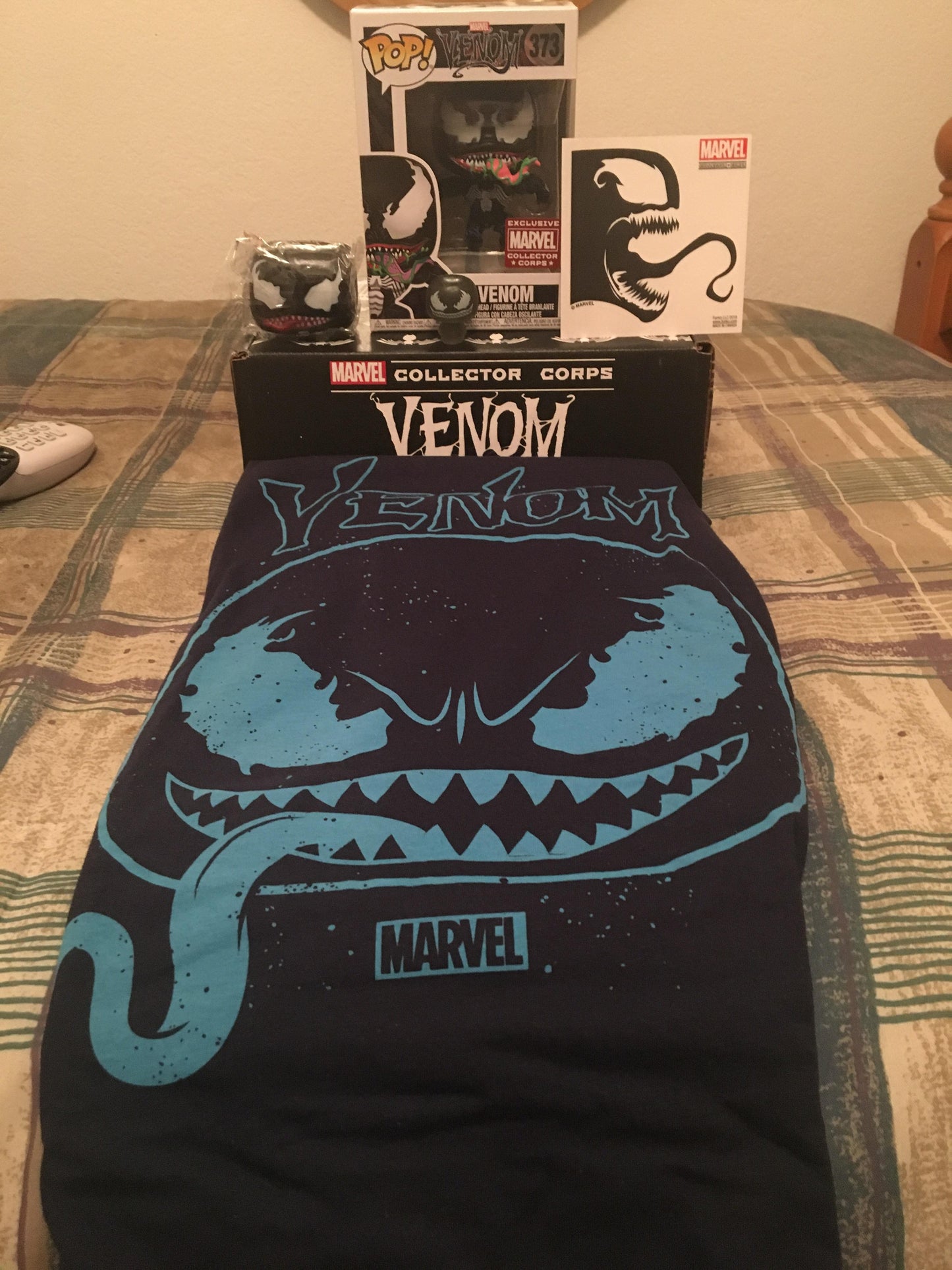 FUNKO POP VENOM #373 PACK CON PLAYERA (XL) Y SQUISH