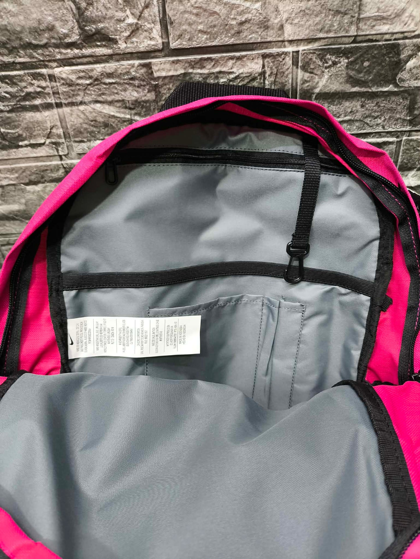 MOCHILA NIKE BRASILIA BAGPACK FUCHSIA (42 ALTO X 28CM ANCHO ESP LAP 15")