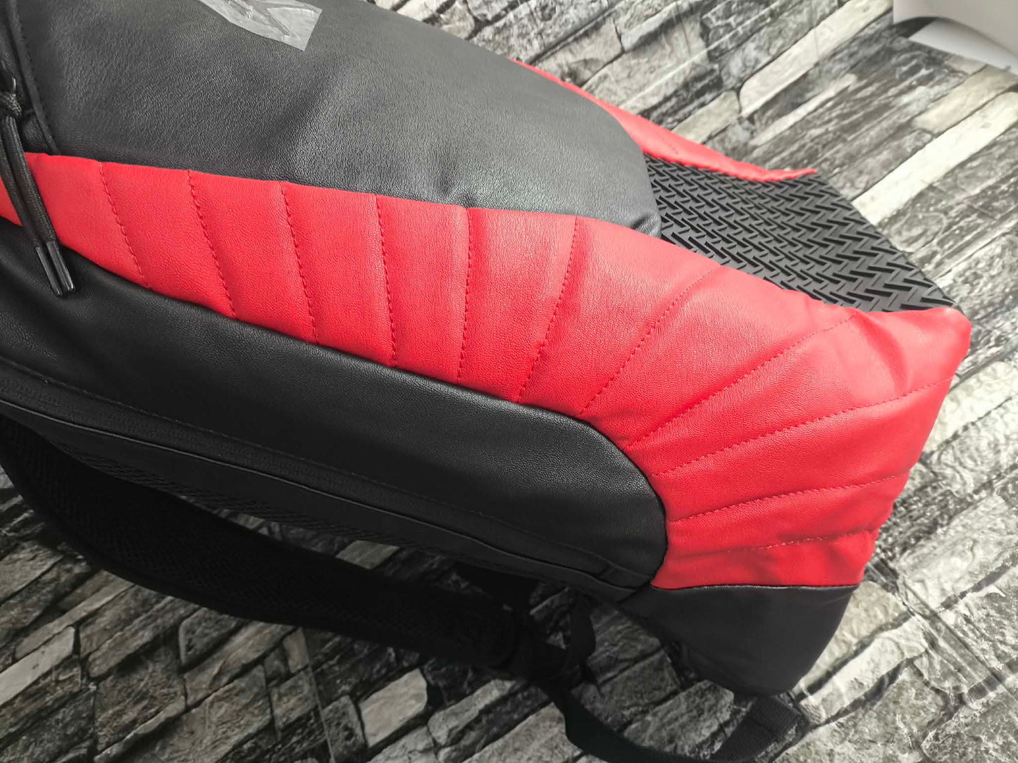MOCHILA JORDAN 12 BRED FLUE GAME EDITION ESP LAPTOP 15"