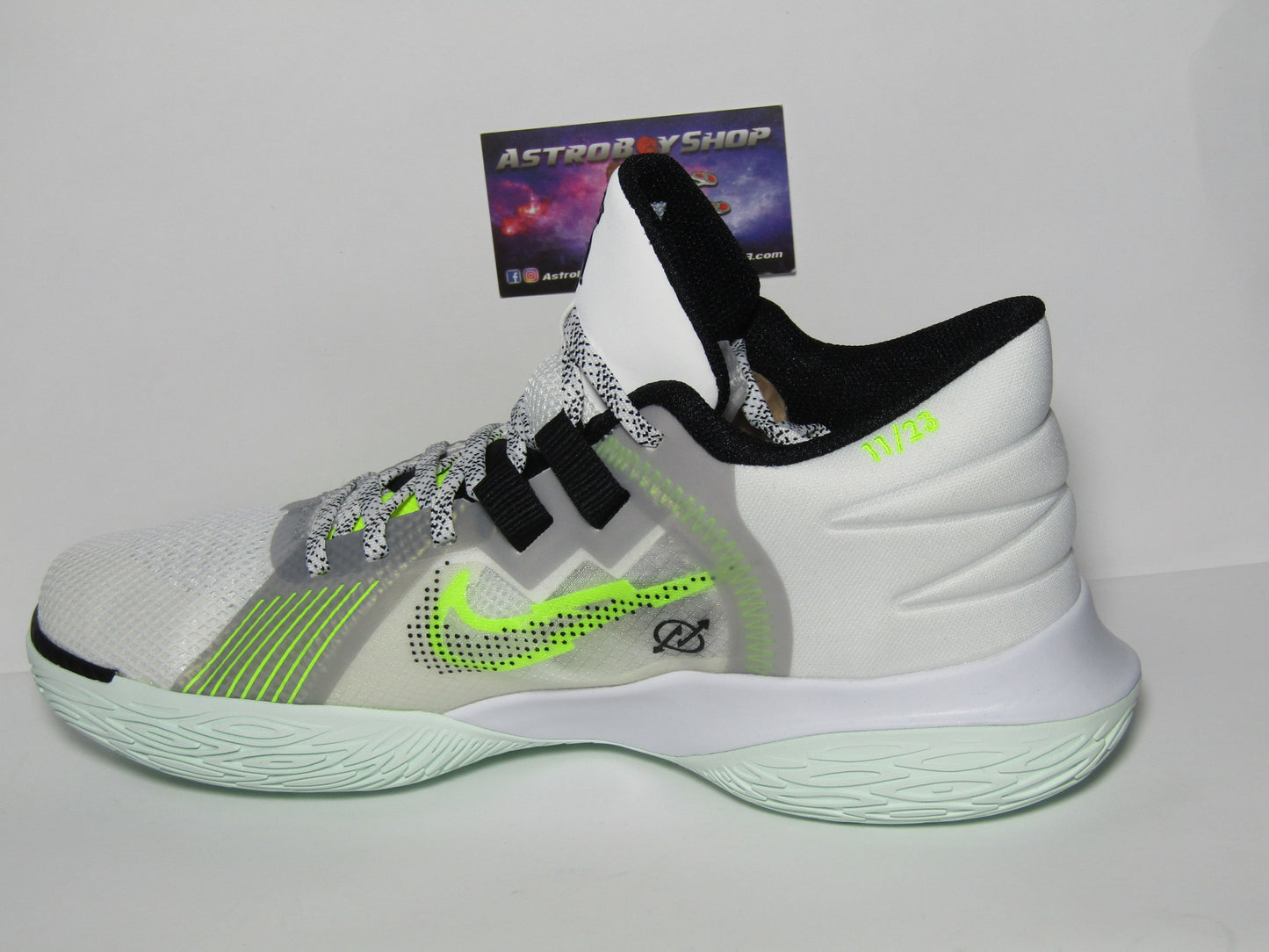 KYRIE IVING FLYTRAP 5 WHITE VOLT EN CAJA