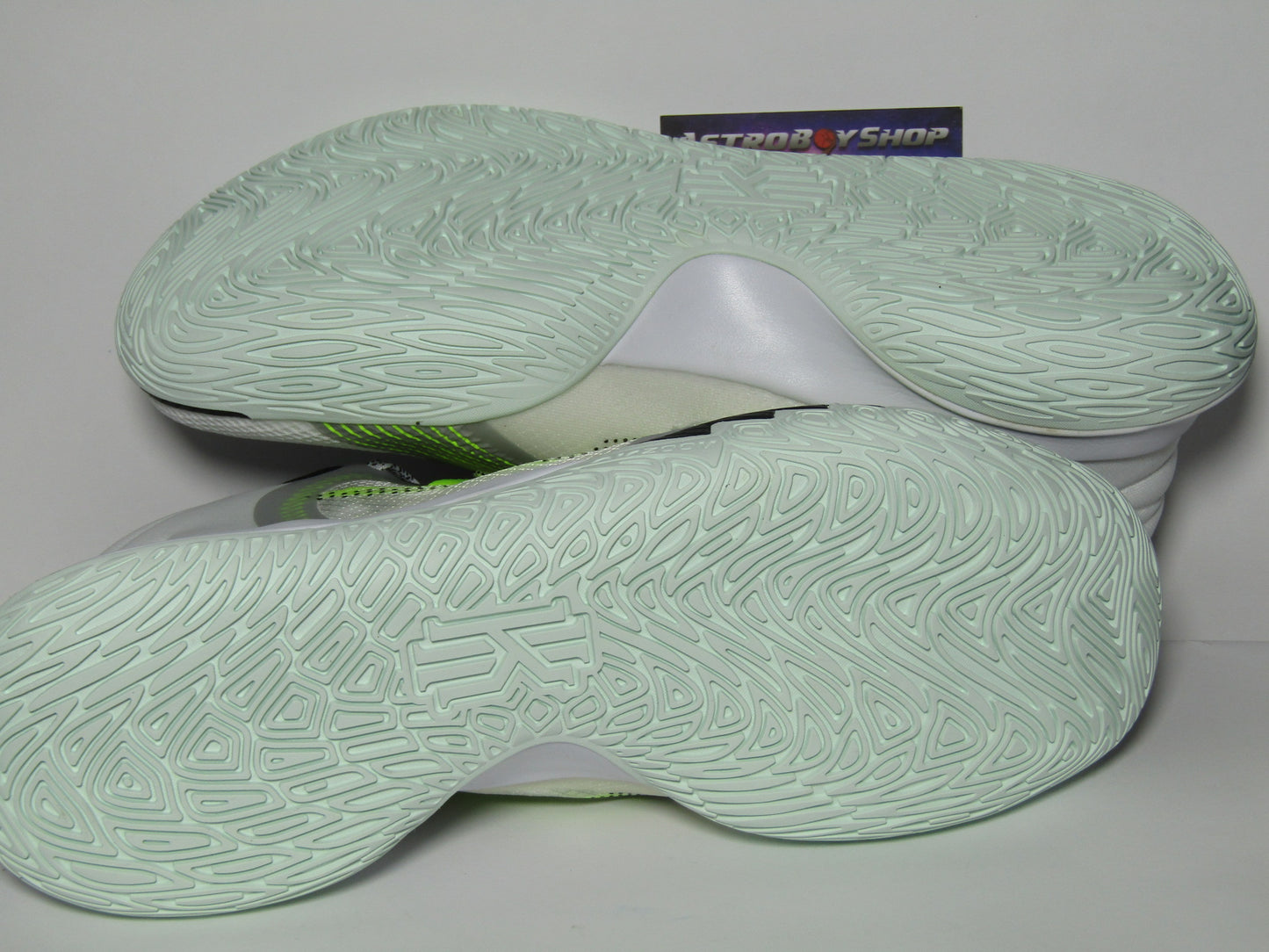 KYRIE IVING FLYTRAP 5 WHITE VOLT EN CAJA