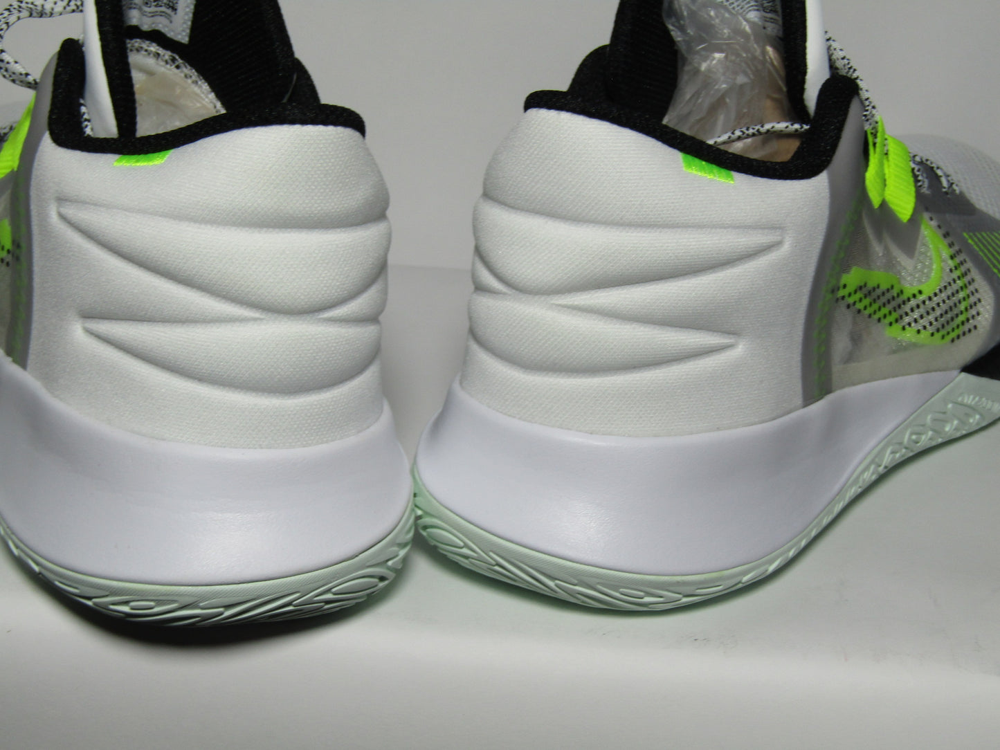 KYRIE IVING FLYTRAP 5 WHITE VOLT EN CAJA