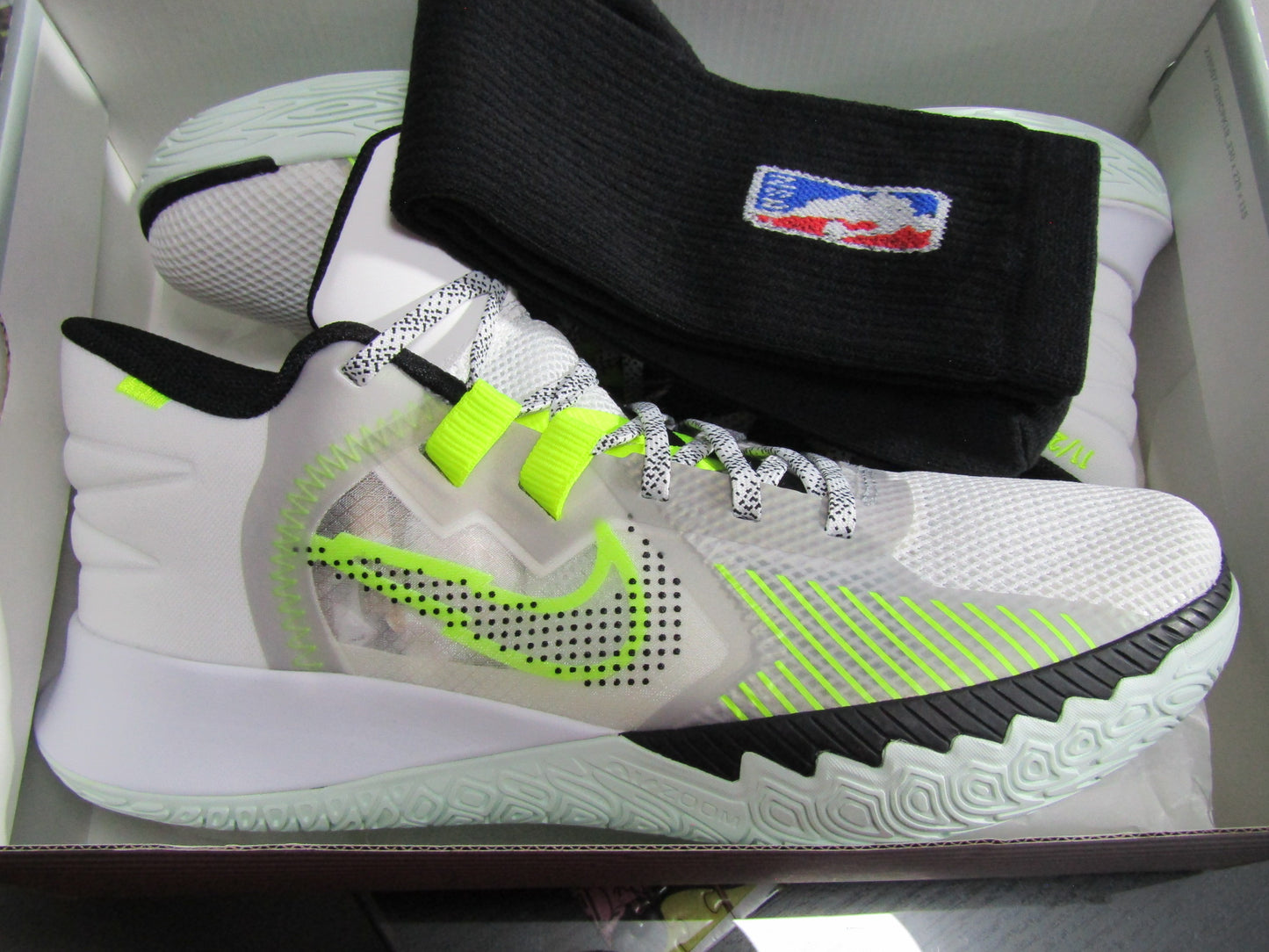 KYRIE IVING FLYTRAP 5 WHITE VOLT EN CAJA
