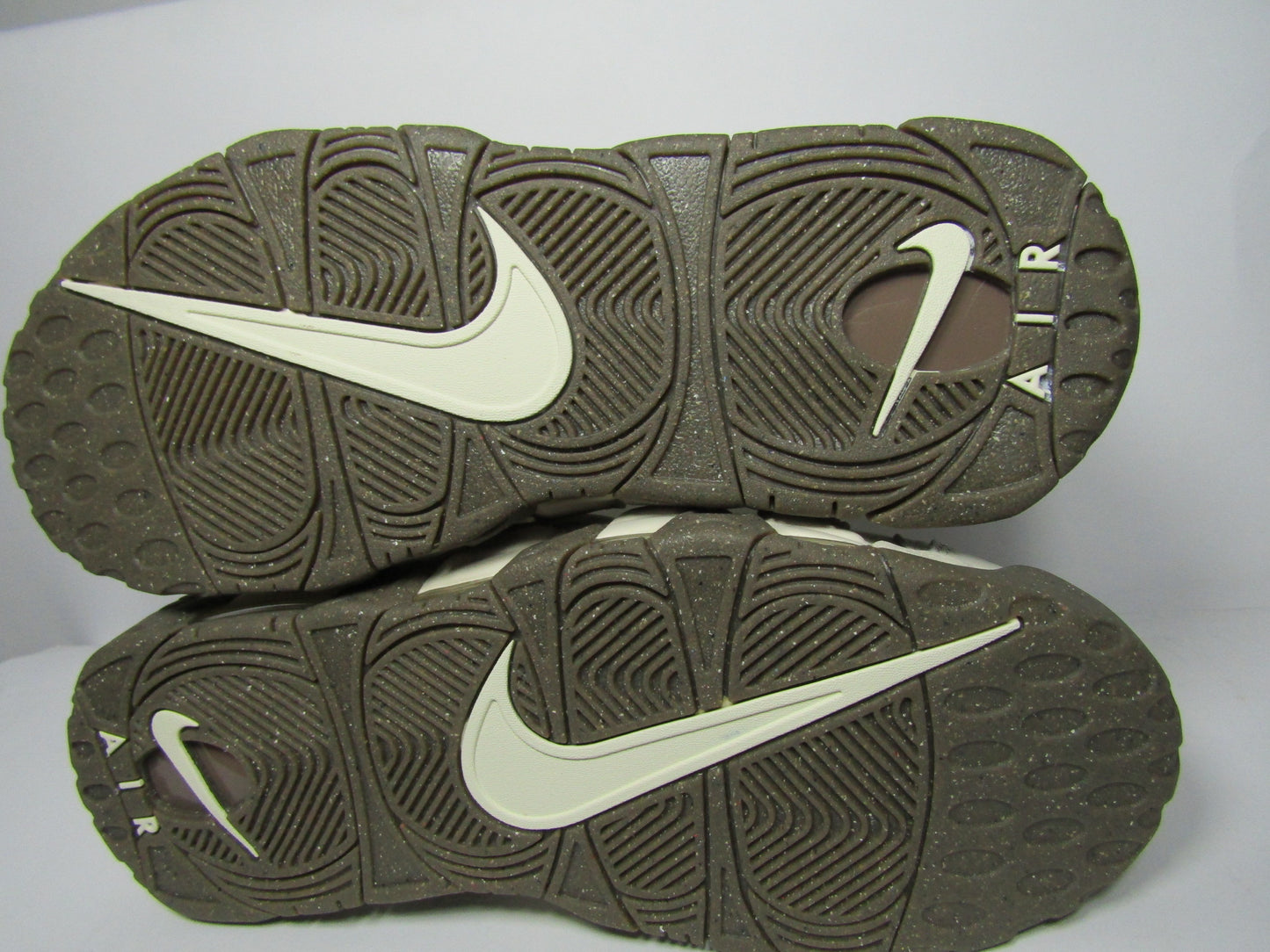 PIPPEN AIR MORE UPTEMPO "COCONUT MILK" EN CAJA