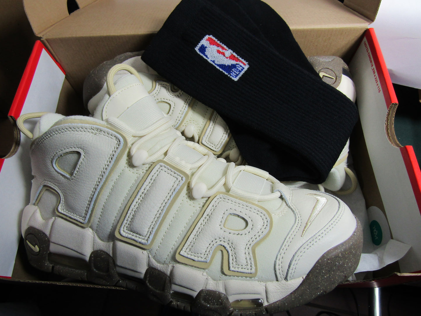 PIPPEN AIR MORE UPTEMPO "COCONUT MILK" EN CAJA
