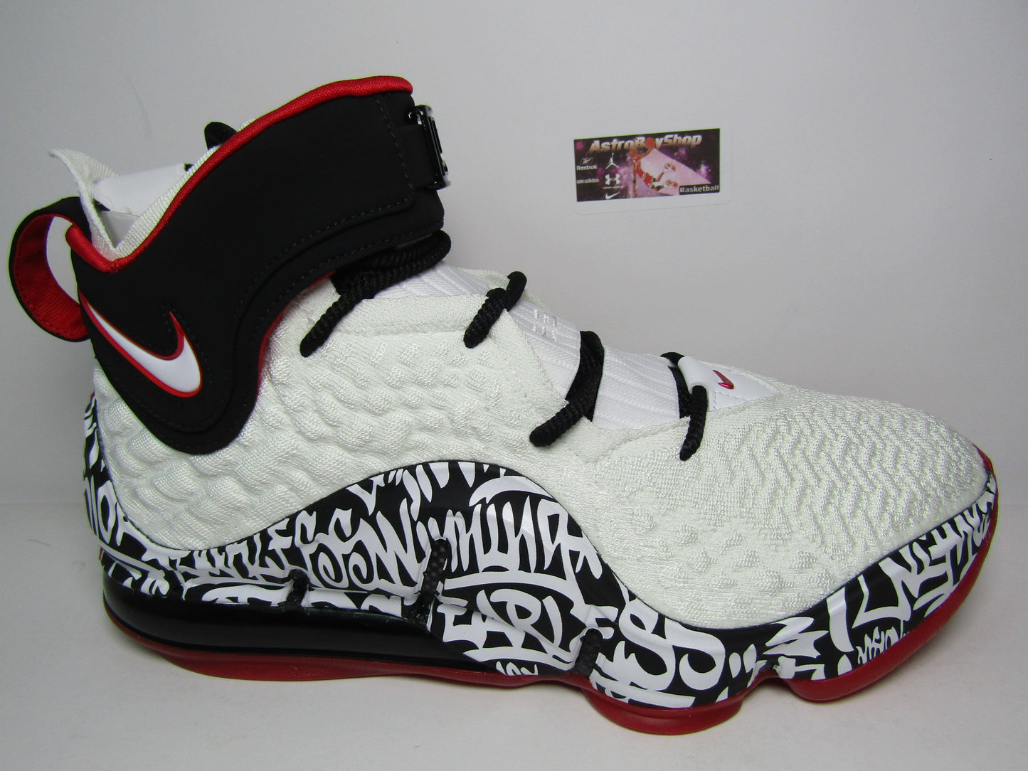 LEBRON 17 GRAFITTI REMIX WHITE EN CAJA