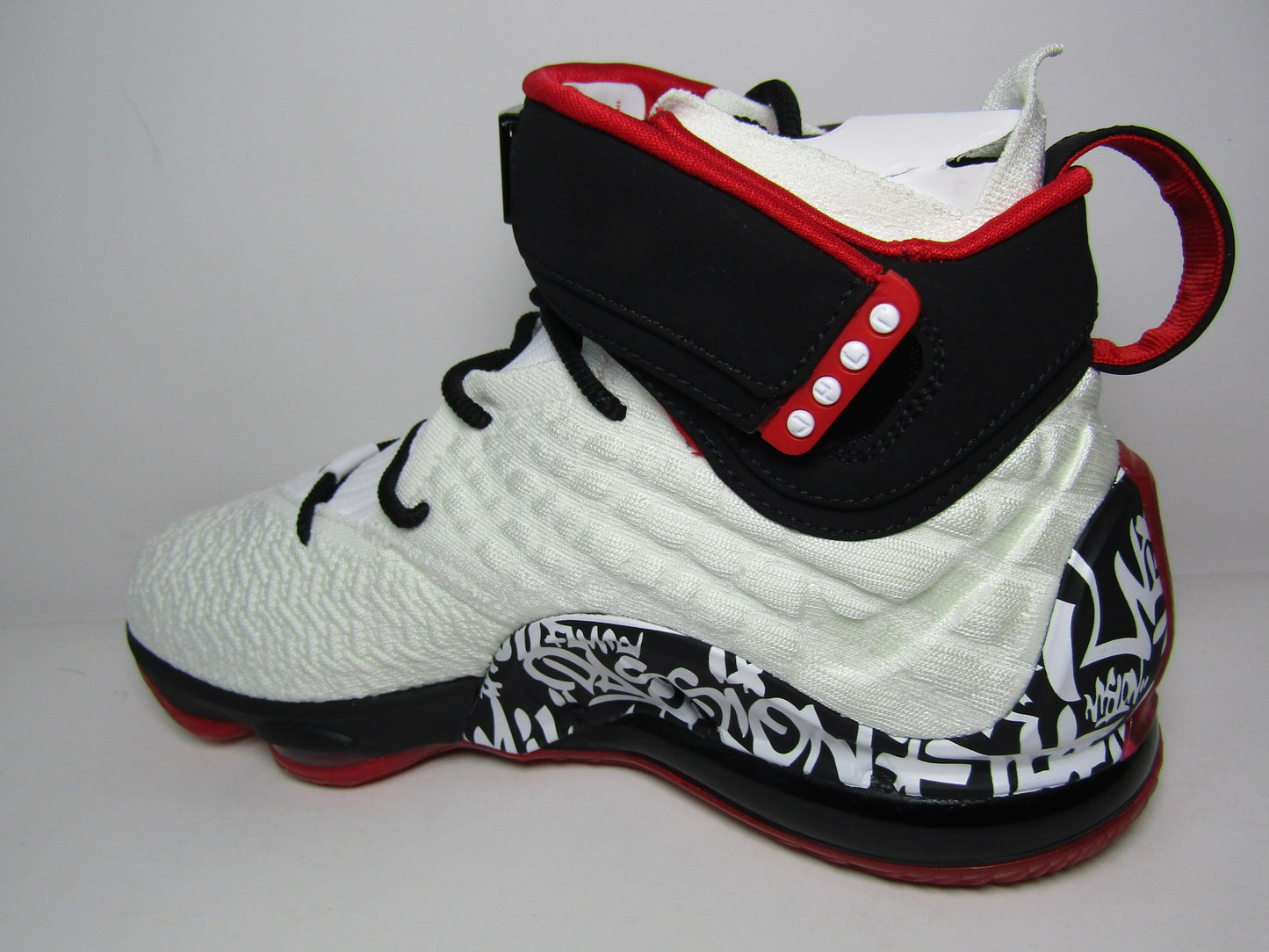 LEBRON 17 GRAFITTI REMIX WHITE EN CAJA