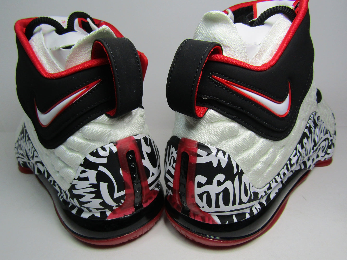 LEBRON 17 GRAFITTI REMIX WHITE EN CAJA