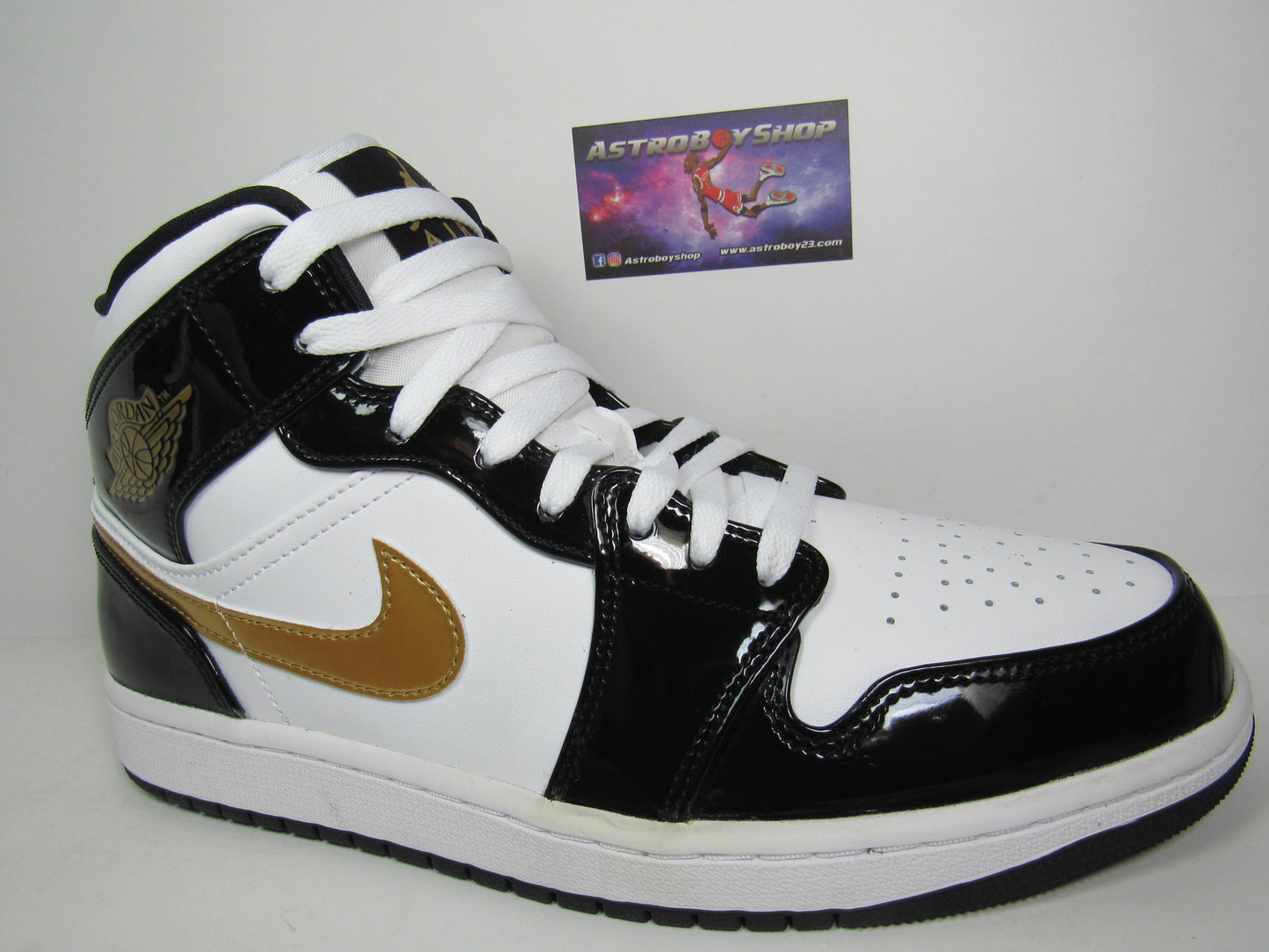 JORDAN 1 MID PATENT GOLD EN CAJA