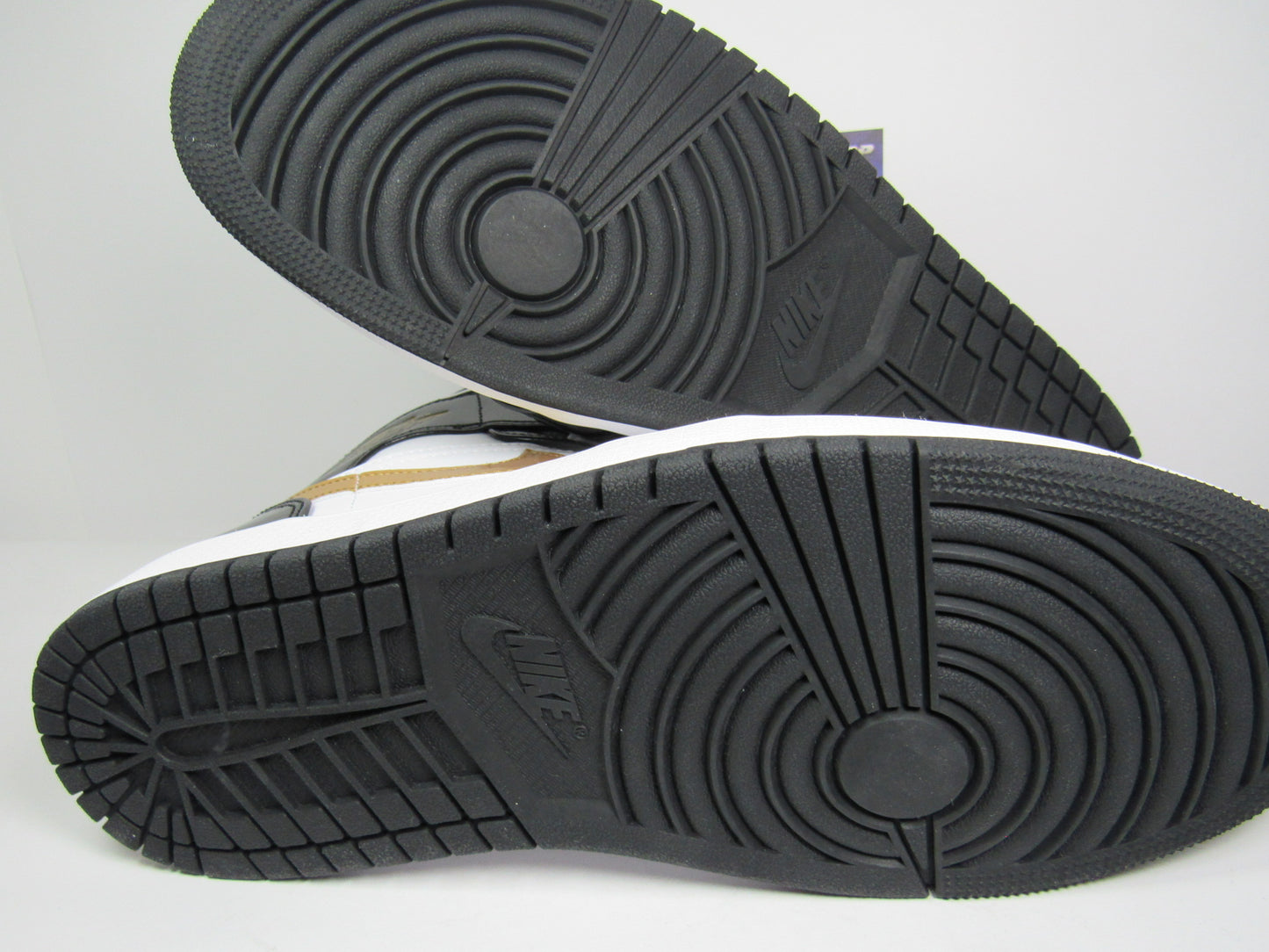 JORDAN 1 MID PATENT GOLD EN CAJA