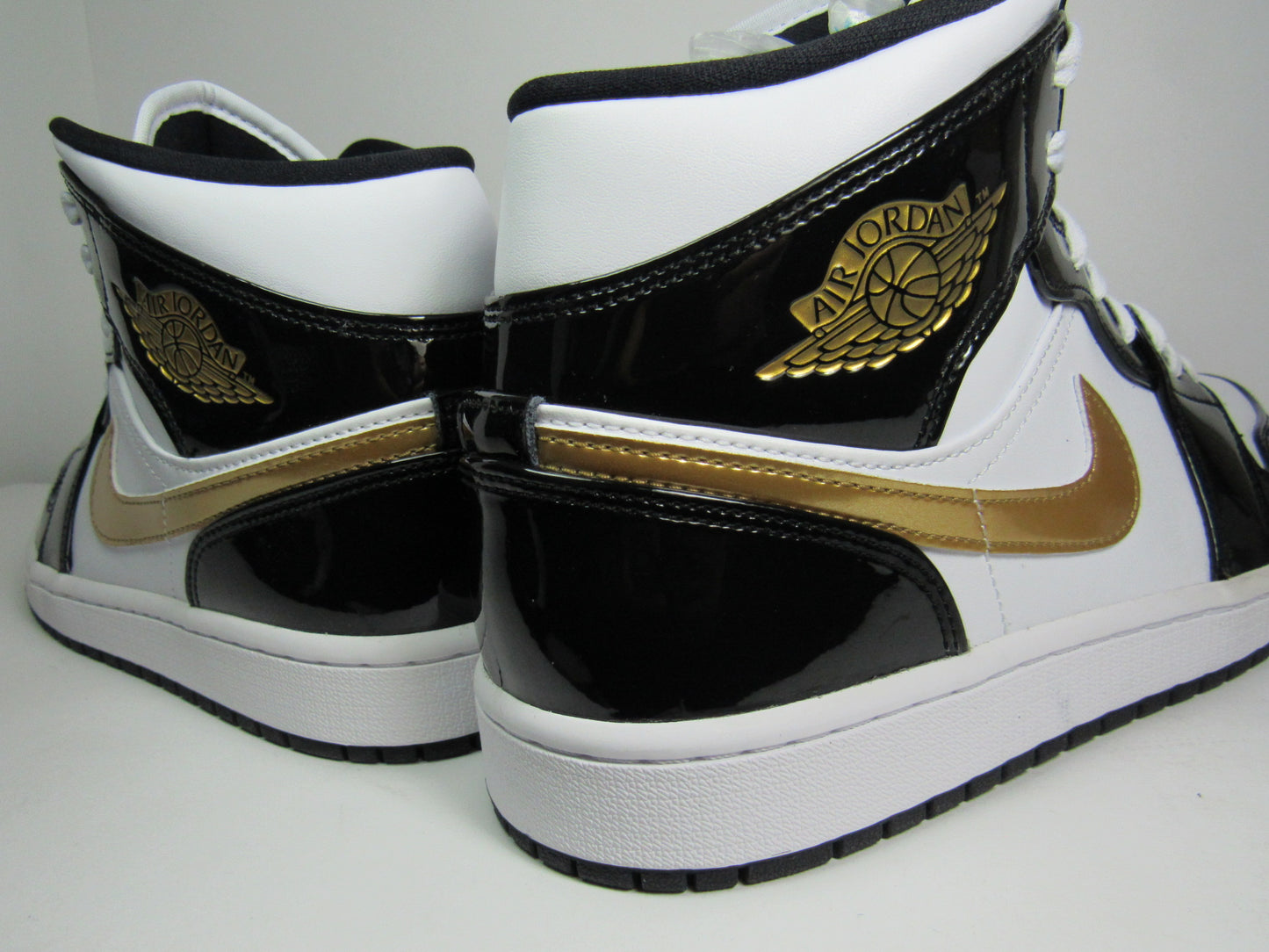 JORDAN 1 MID PATENT GOLD EN CAJA