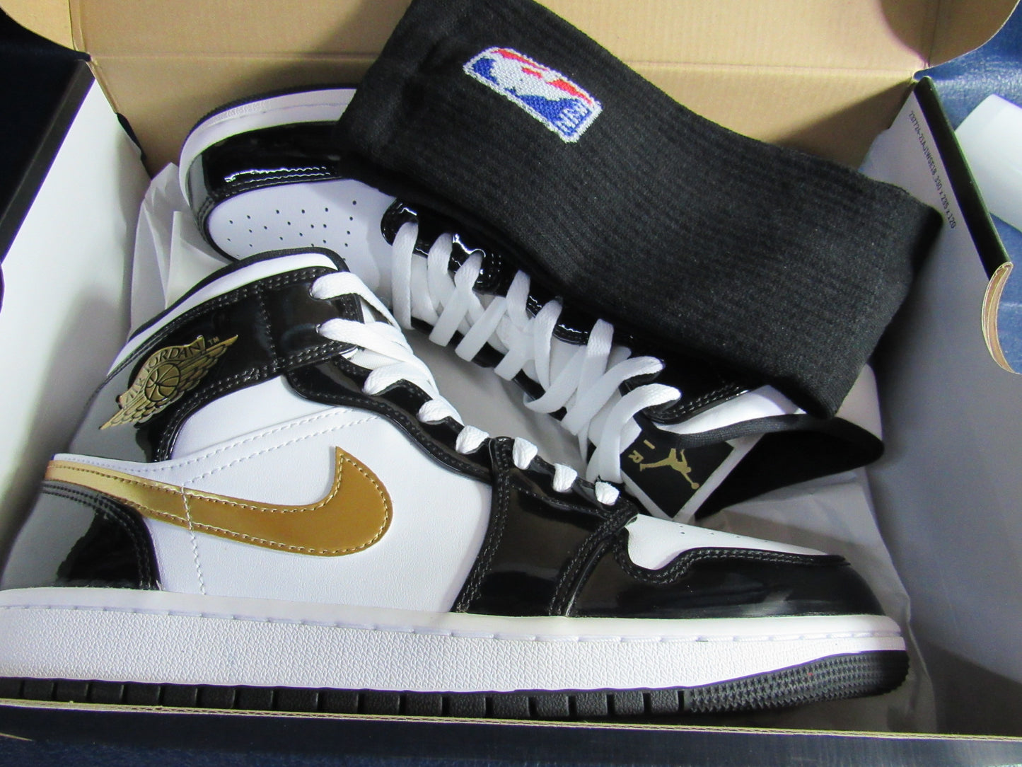 JORDAN 1 MID PATENT GOLD EN CAJA