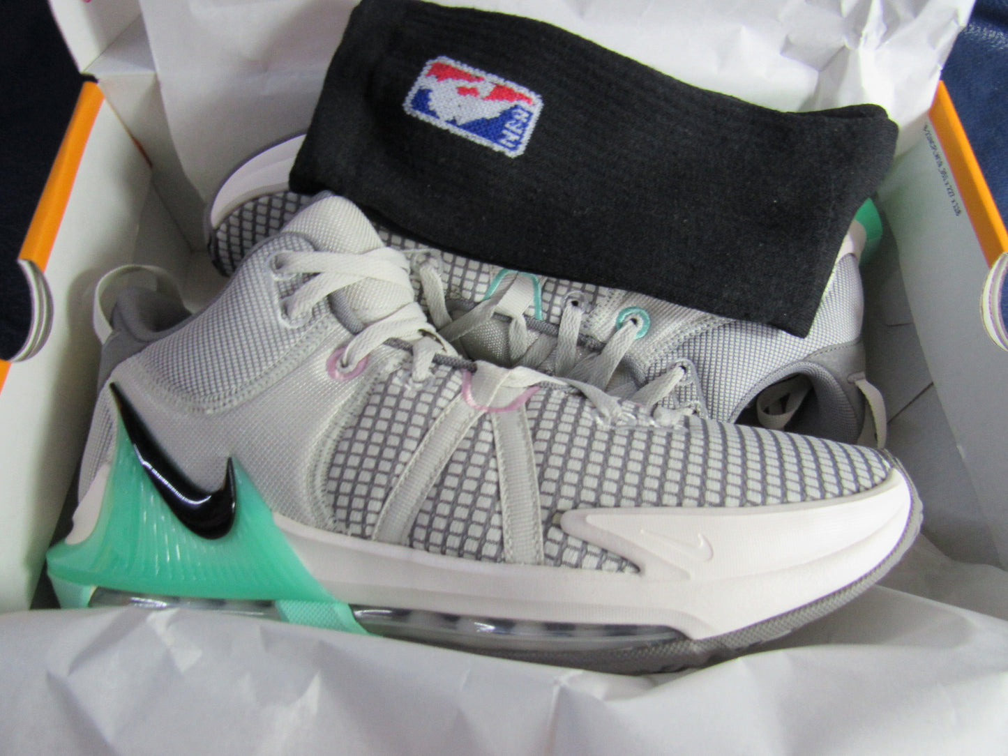 LEBRON WITNESS 7 BONE EN CAJA