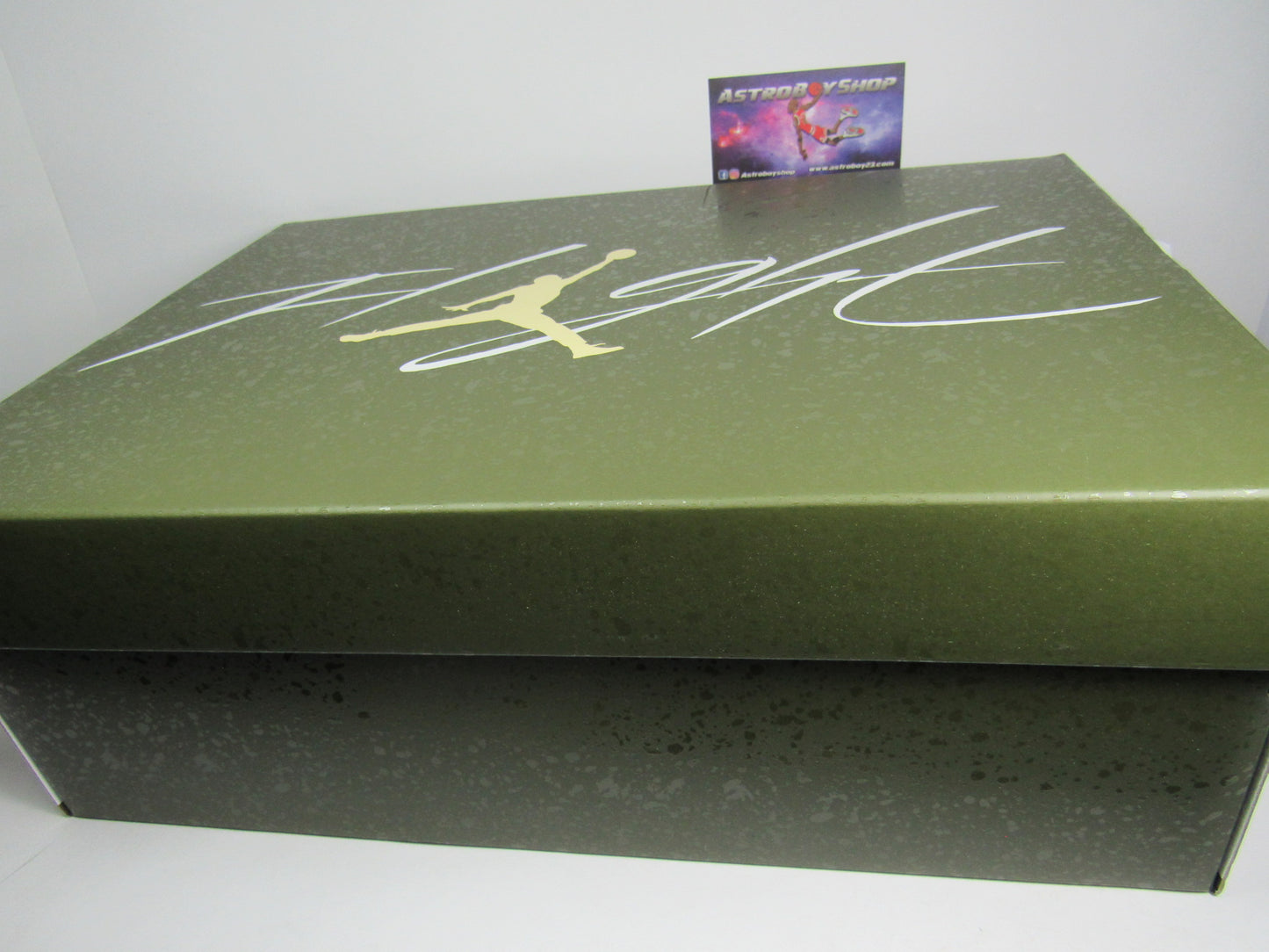 JORDAN 4 MEDIUM OLIVE EN CAJA