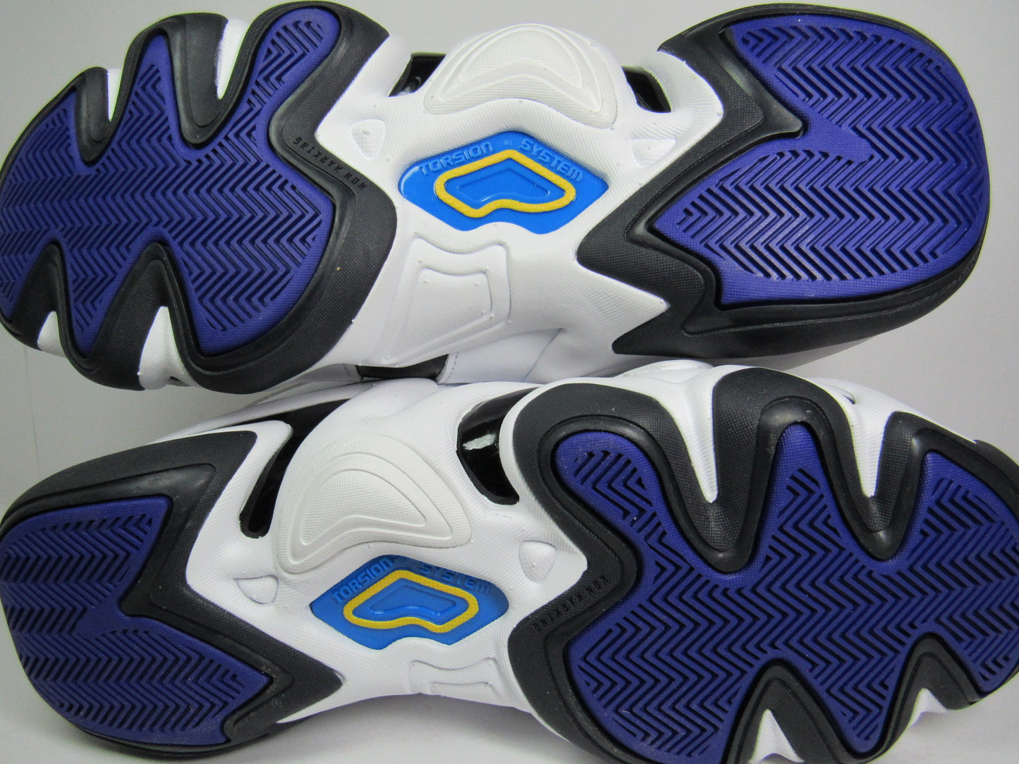 KOBE CRAZY 8 WHITE BLACK 2023 EN CAJA