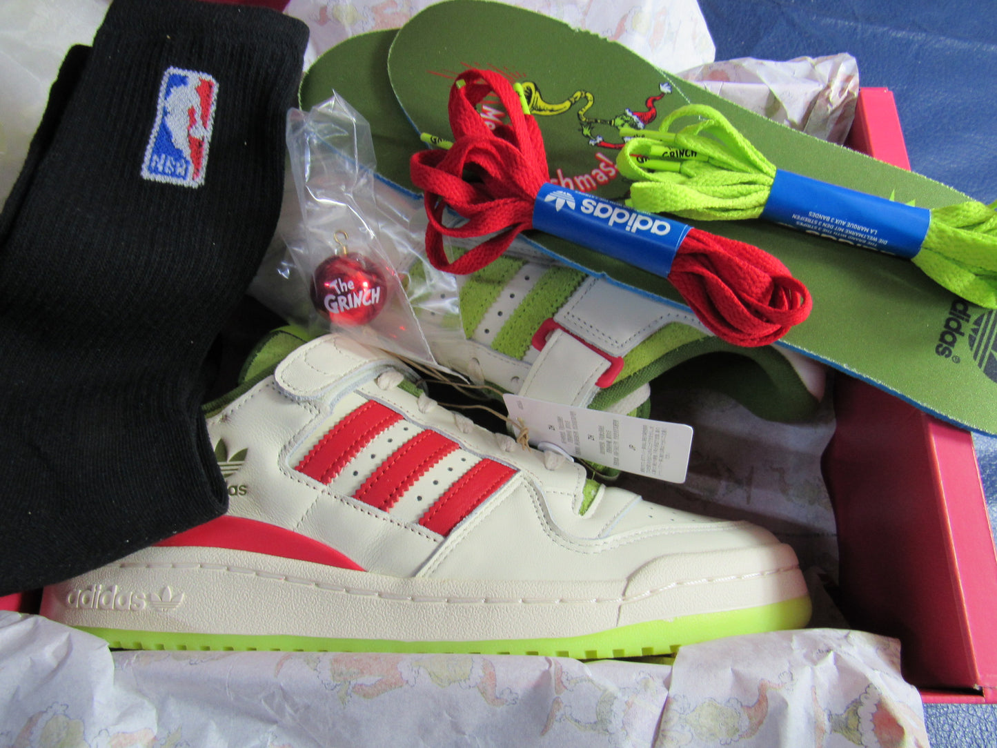 ADIDAS FORUM GRINCH 2 WHITE GREEN CON ESFERA Y PINES