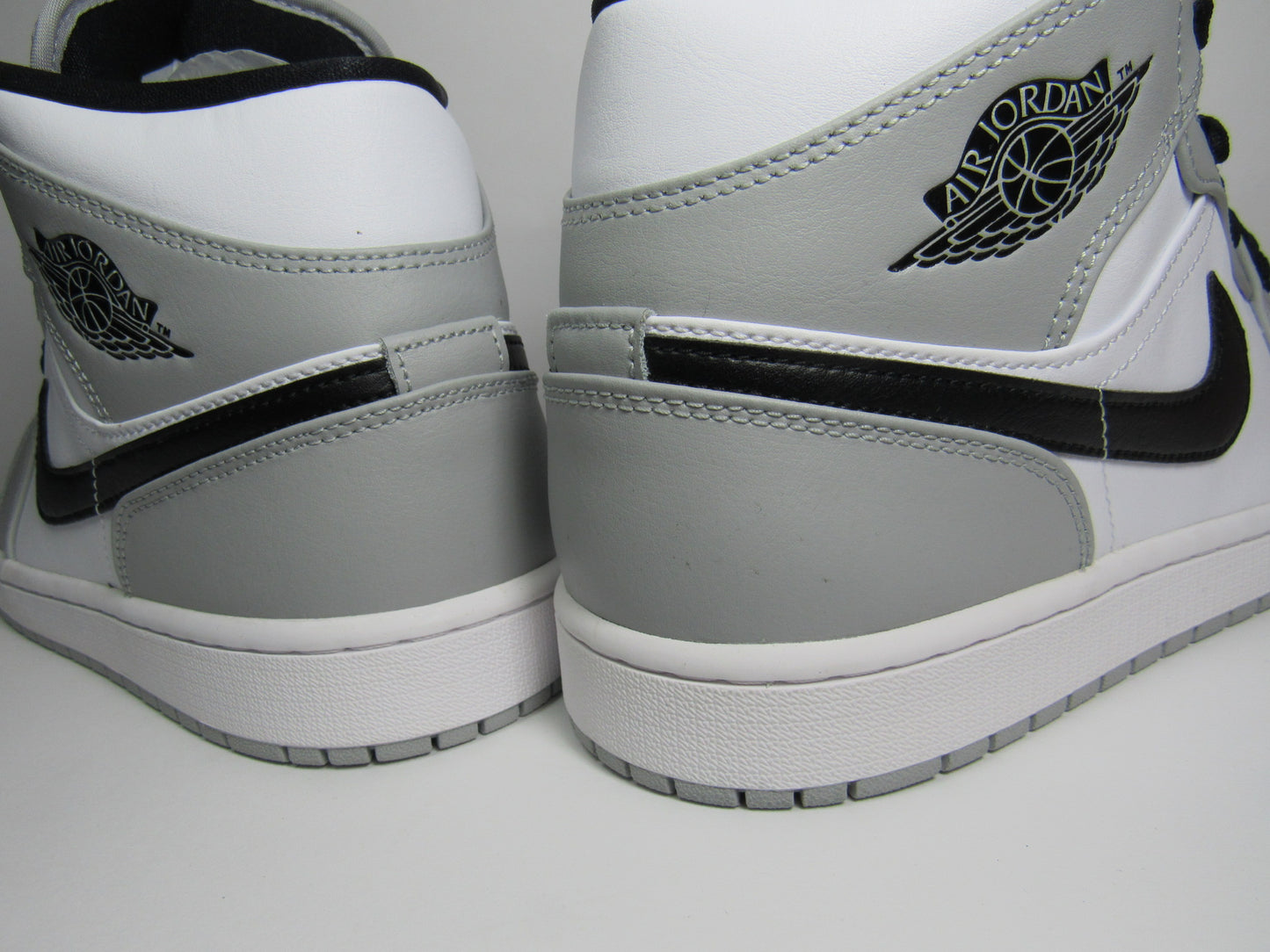 JORDAN 1 MID "SMOKE GREY" EN CAJA