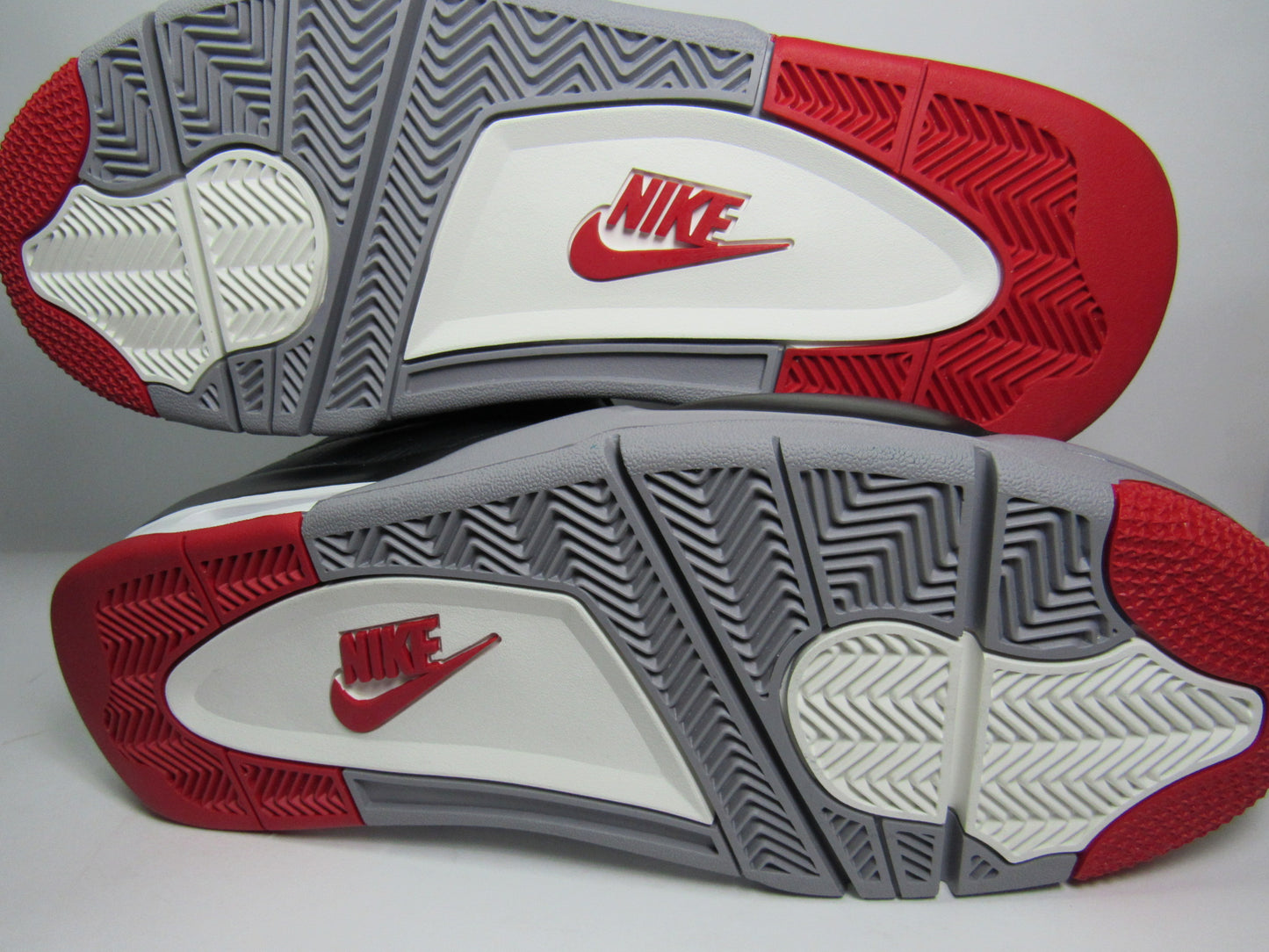 JORDAN 4 BRED REIMAGINED EN CAJA