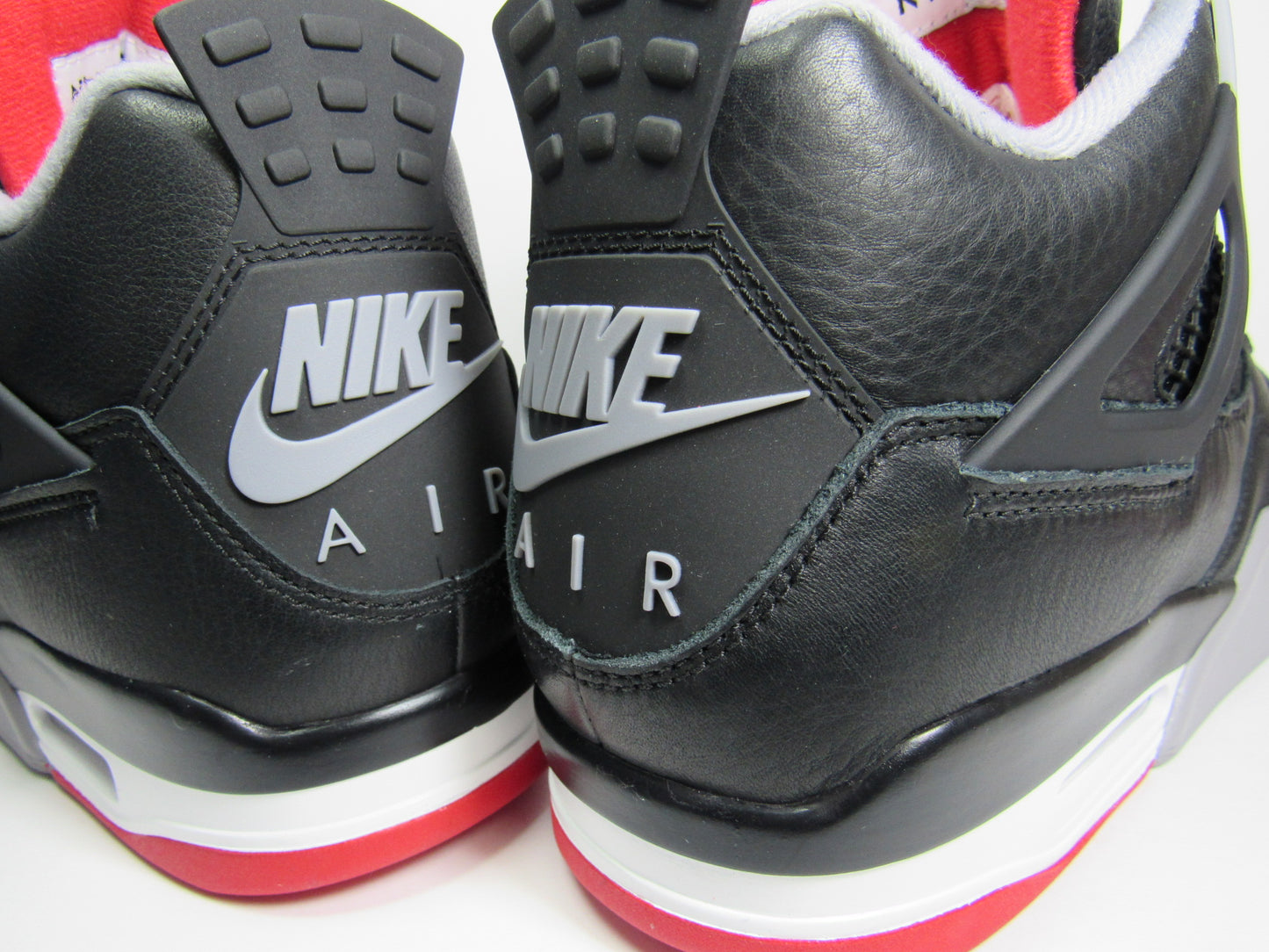 JORDAN 4 BRED REIMAGINED EN CAJA