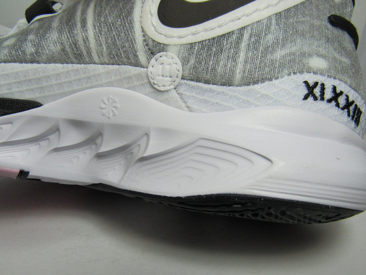 KYRIE 8 WHITE BLACK EN CAJA