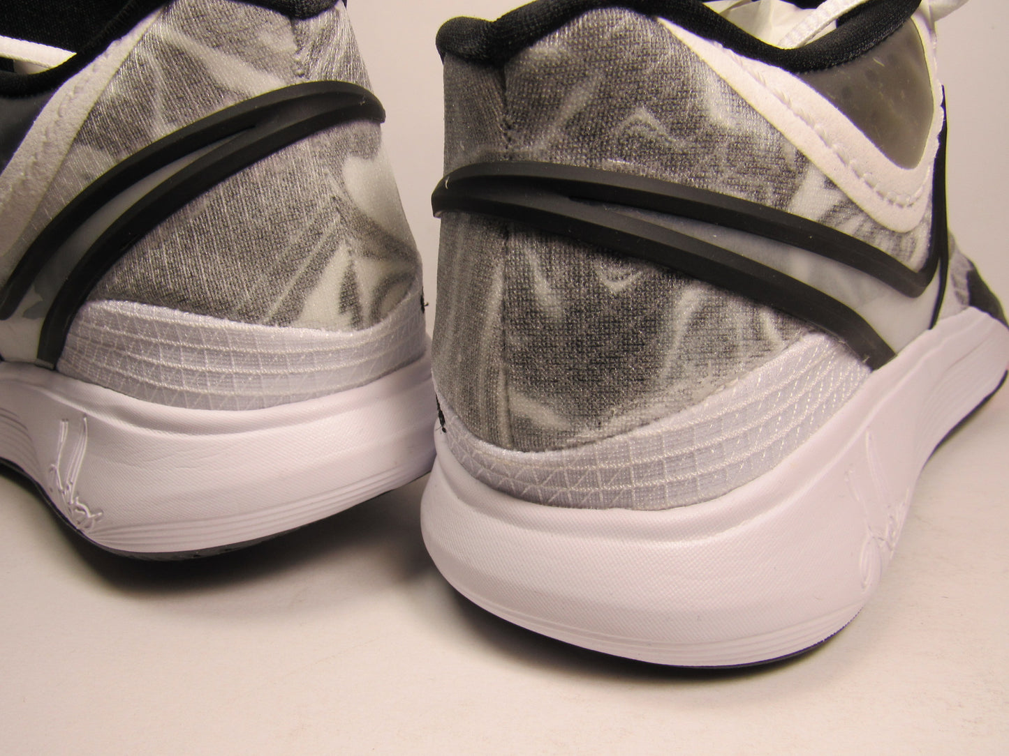 KYRIE 8 WHITE BLACK EN CAJA