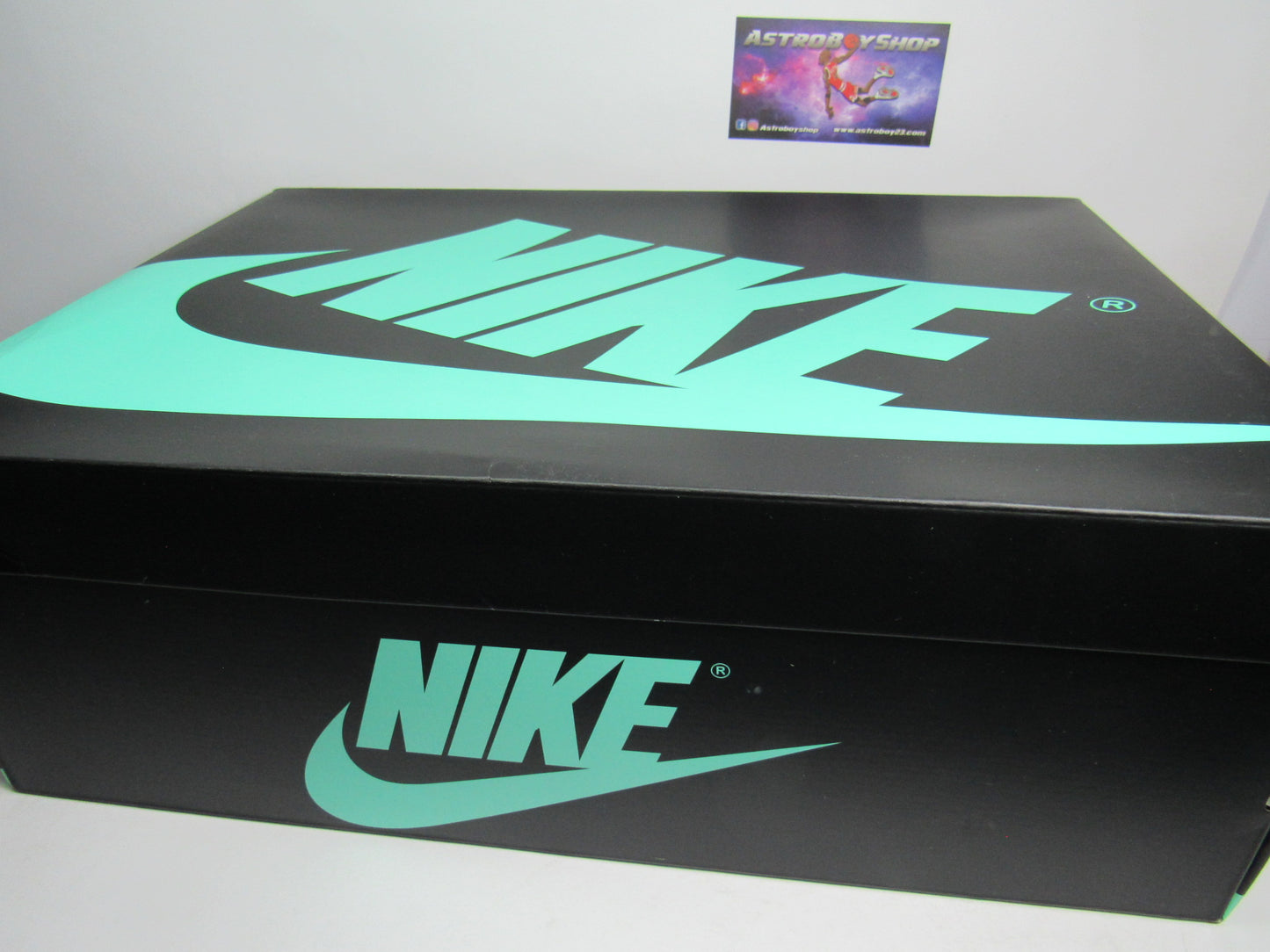 JORDAN 1 HIGH GREEN GLOW EN CAJA