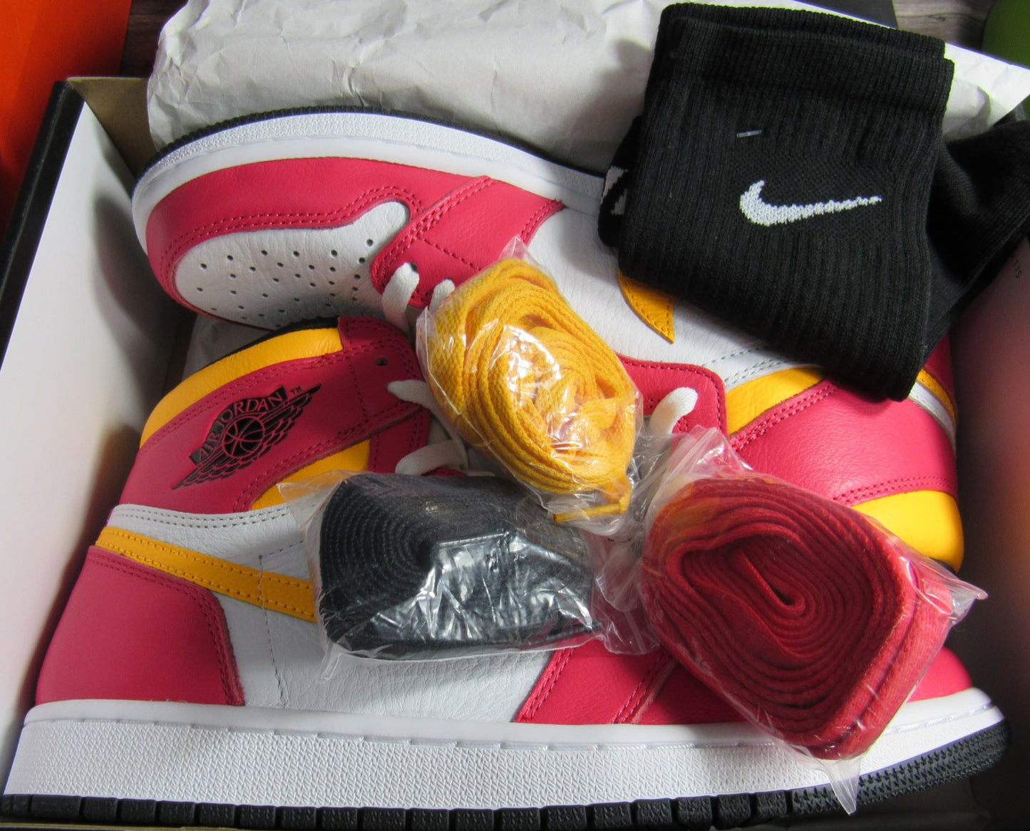 JORDAN 1 HIGH FUSION RED EN CAJA CON 3 ENTRA LACES