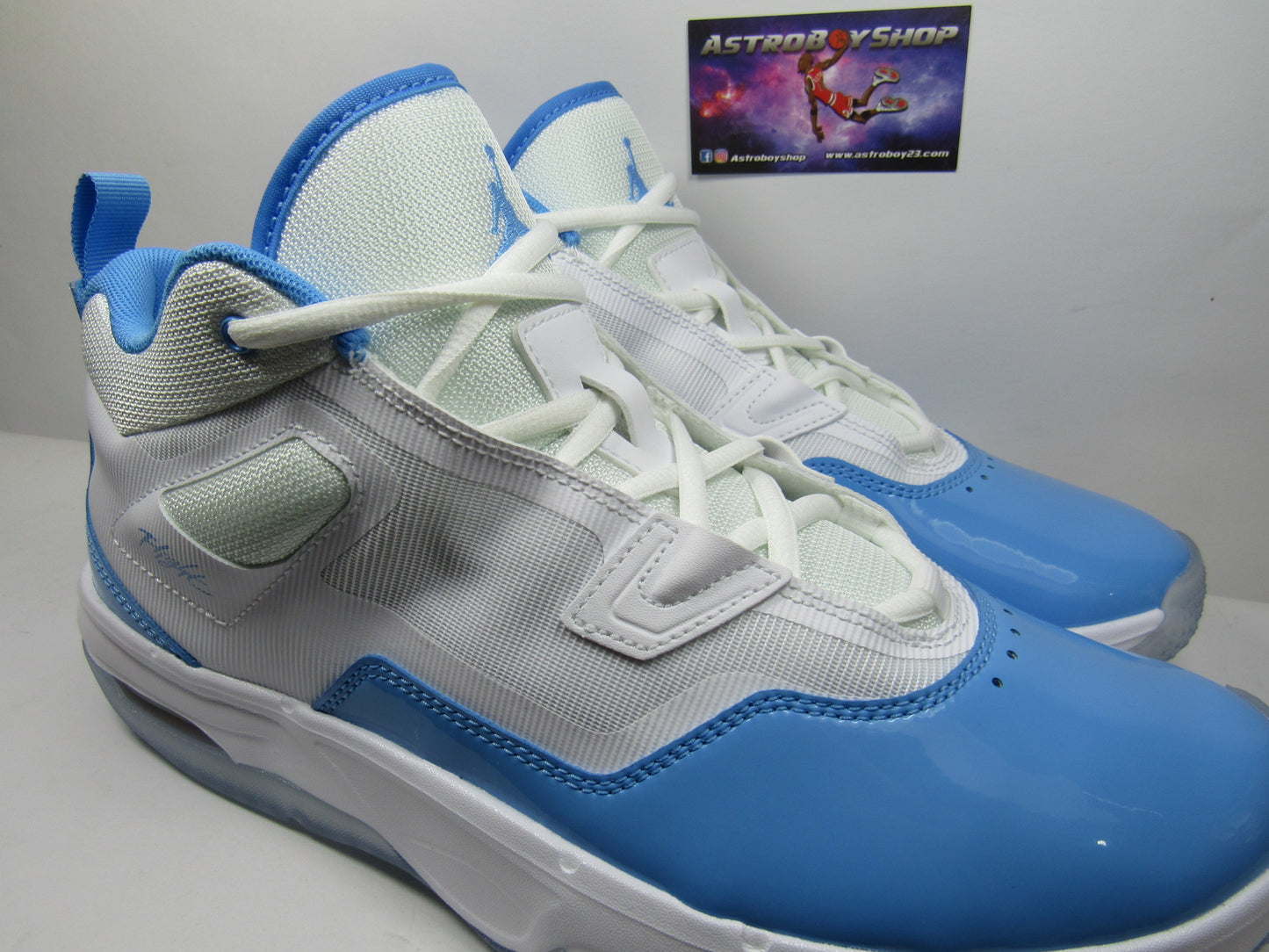 JORDAN STAY LOYAL 3 CAROLINA EN CAJA
