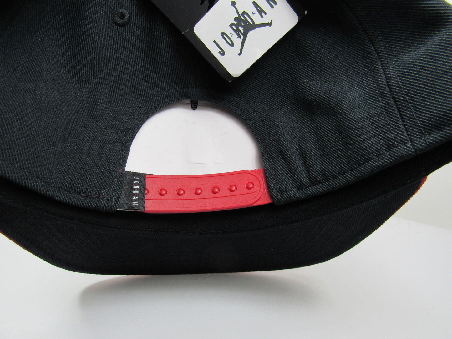 GORRA JORDAN PLANA JUMPMAN BRED BULLS BORDADO GRUESO (UNITALLA)