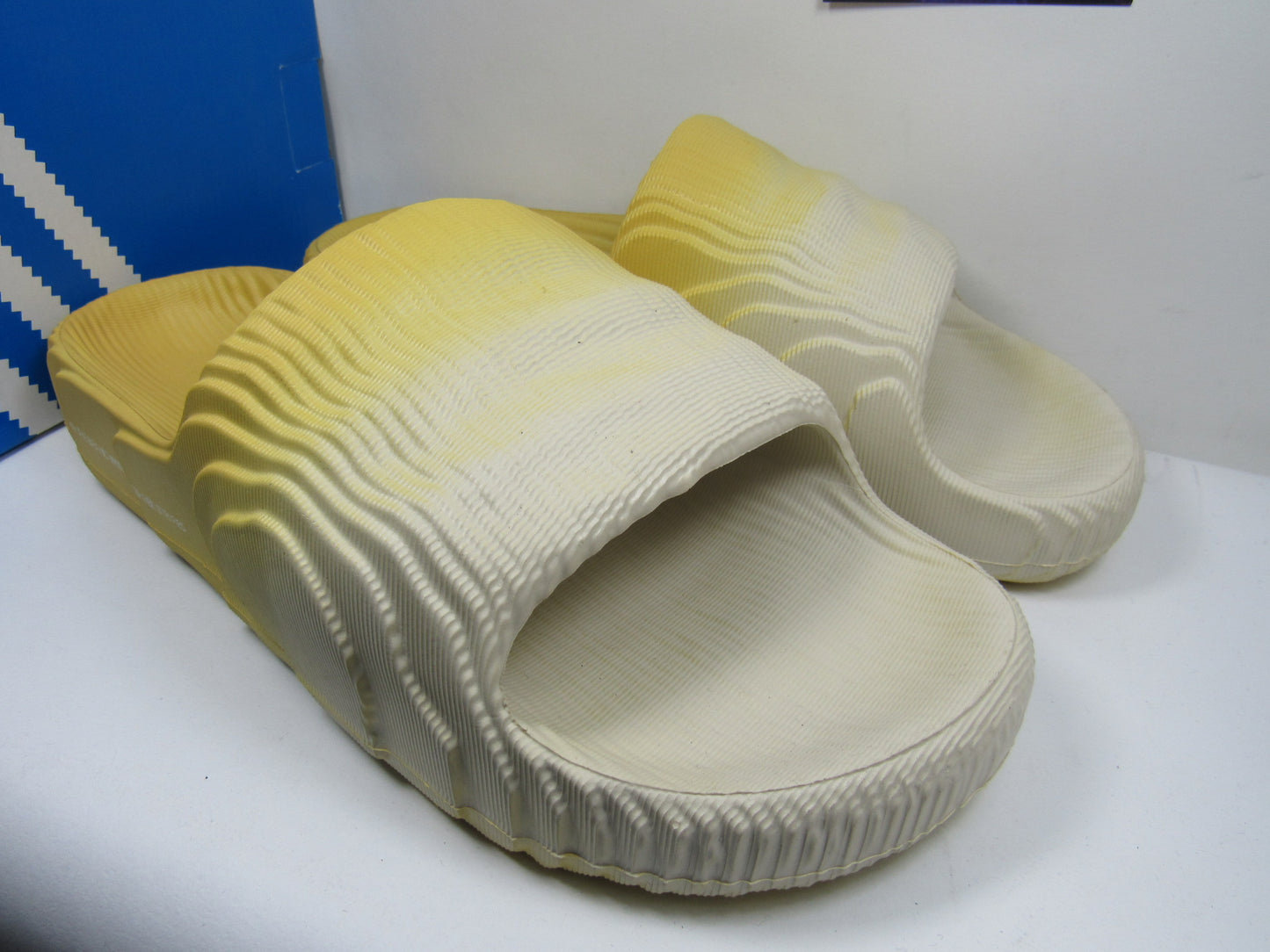 SANDALIAS ADILETTE22 "ALUMINA OAT" EN CAJA