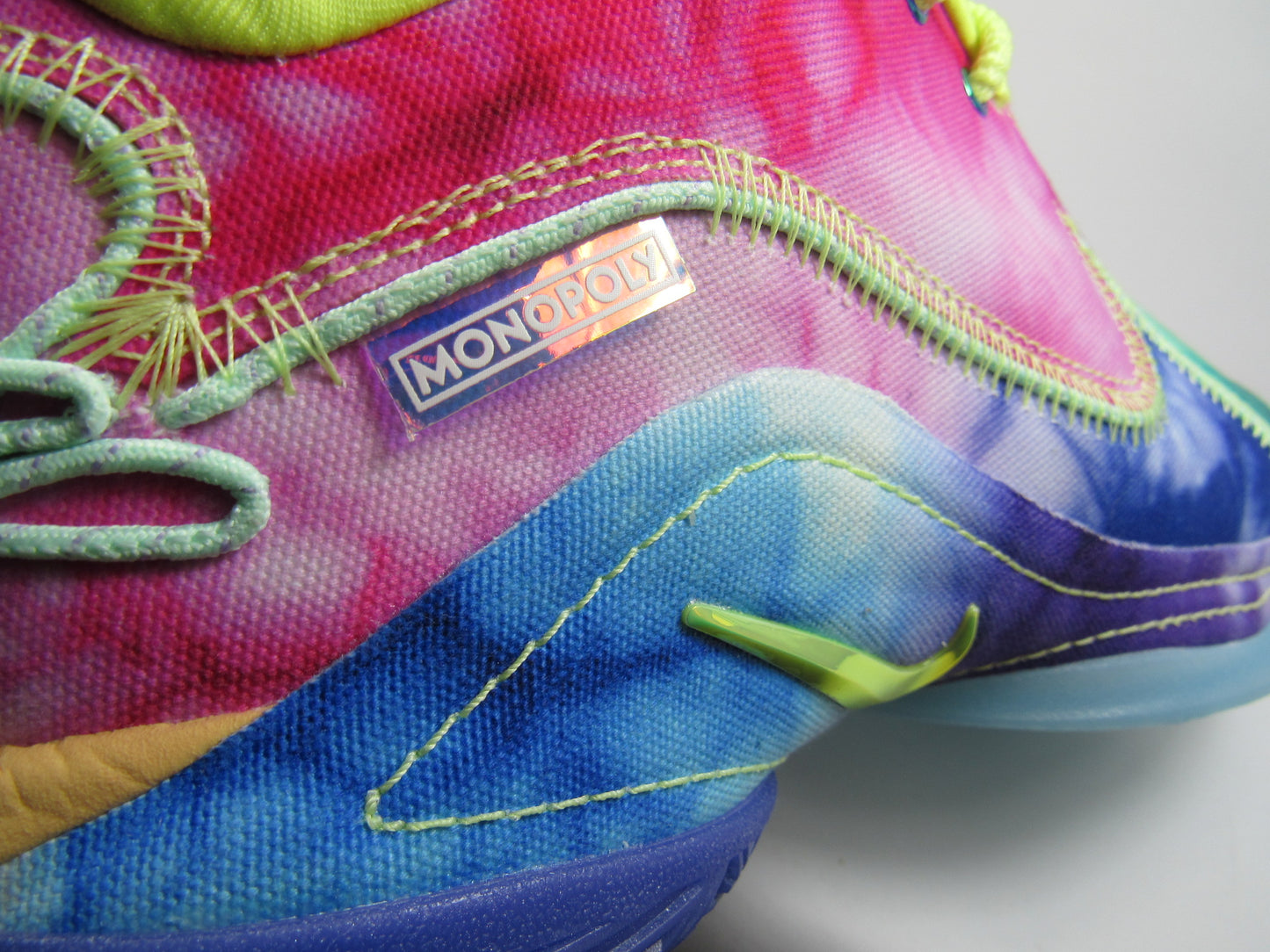 LEBRON 22 MONOPOLY TIE DYE EN CAJA