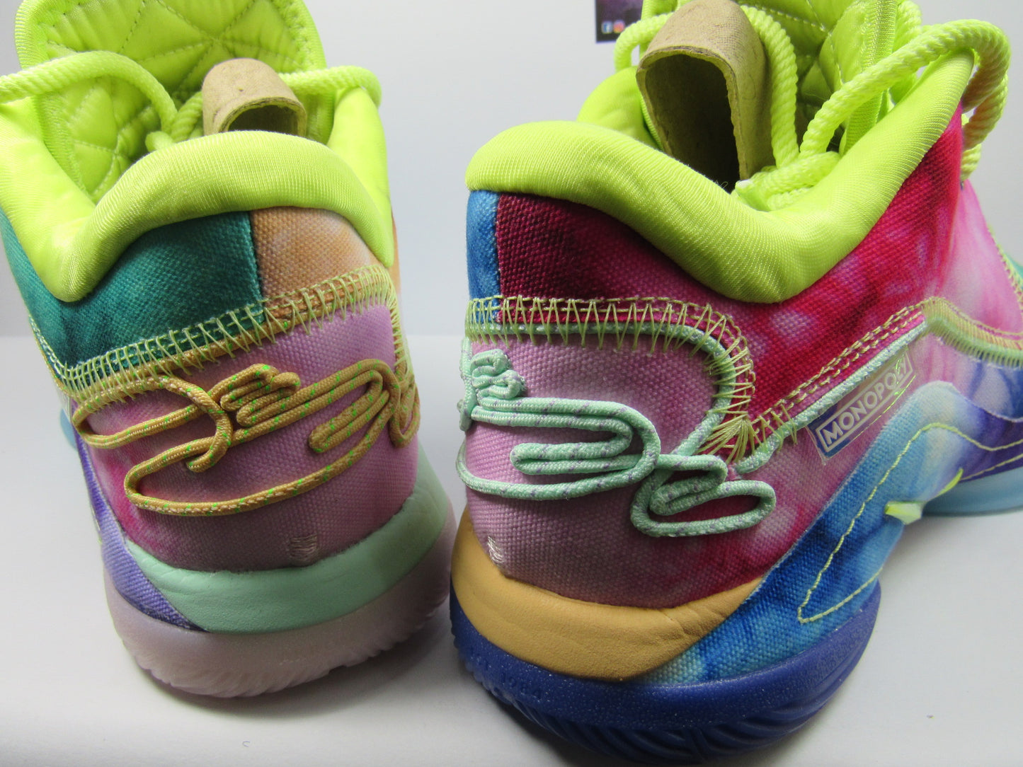 LEBRON 22 MONOPOLY TIE DYE EN CAJA