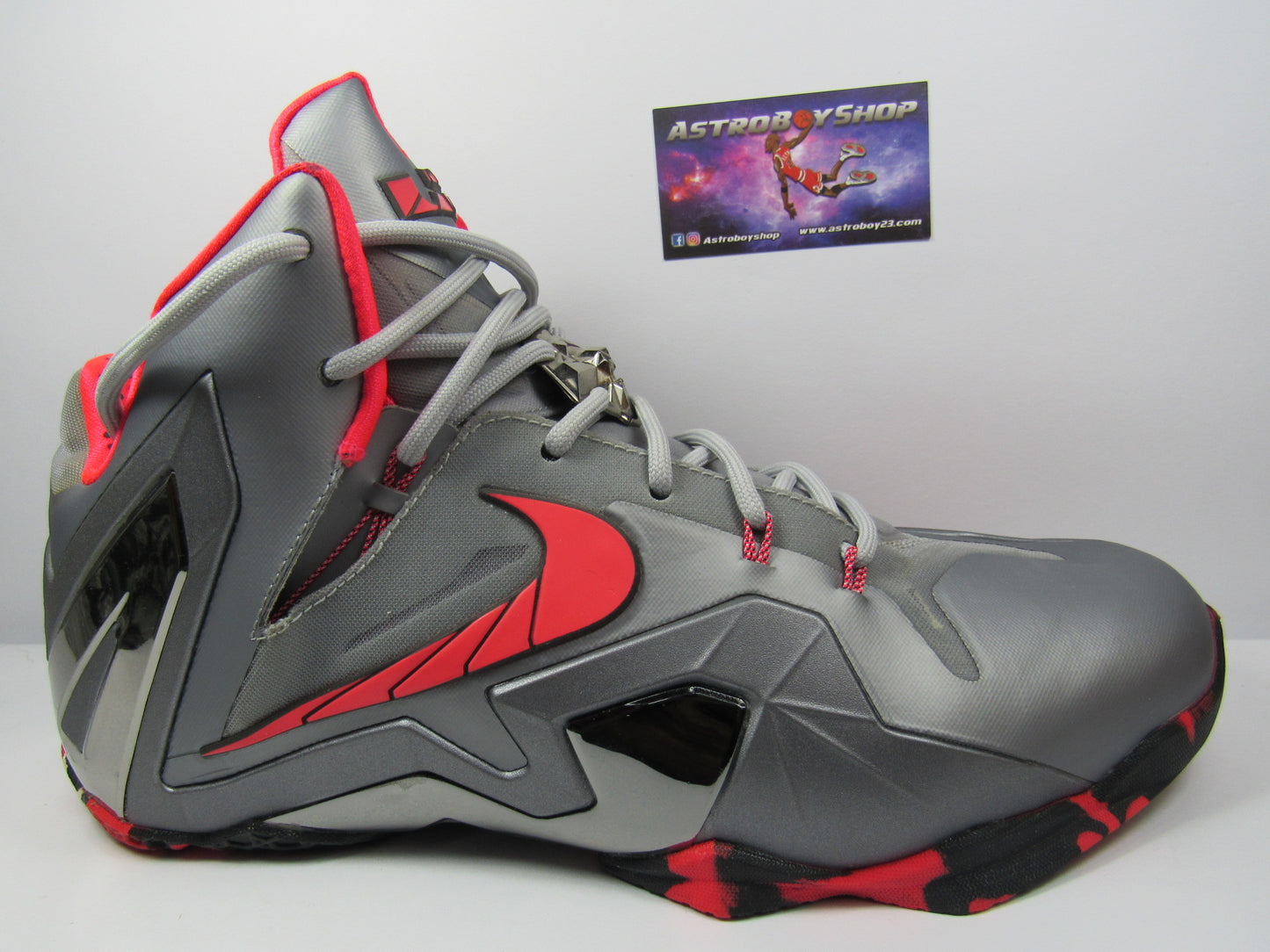 LEBRON 11 ELITE SILVER "DE USO" SE USARON UNA VEZ EN CAJA MALTRATADA