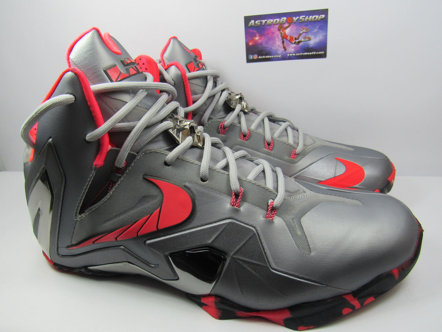 LEBRON 11 ELITE SILVER "DE USO" SE USARON UNA VEZ EN CAJA MALTRATADA