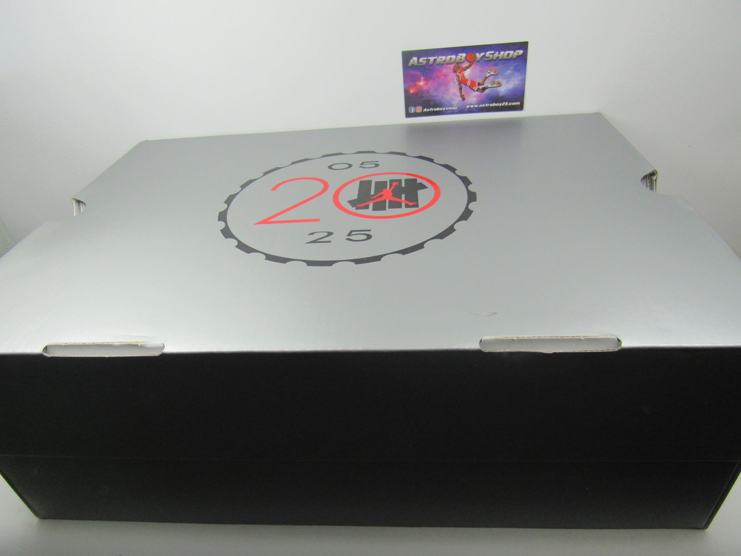 JORDAN 4 UNDEFEATED 2025 CON EXTRA LACES EN CAJA