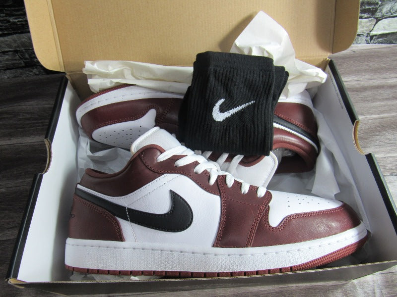 JORDAN 1 LOW SE DARK PONY EN CAJA