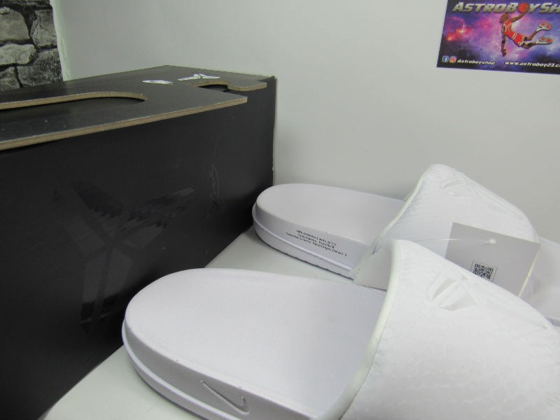 SANDALIAS KOBE OFF COURT SLIDE EN CAJA