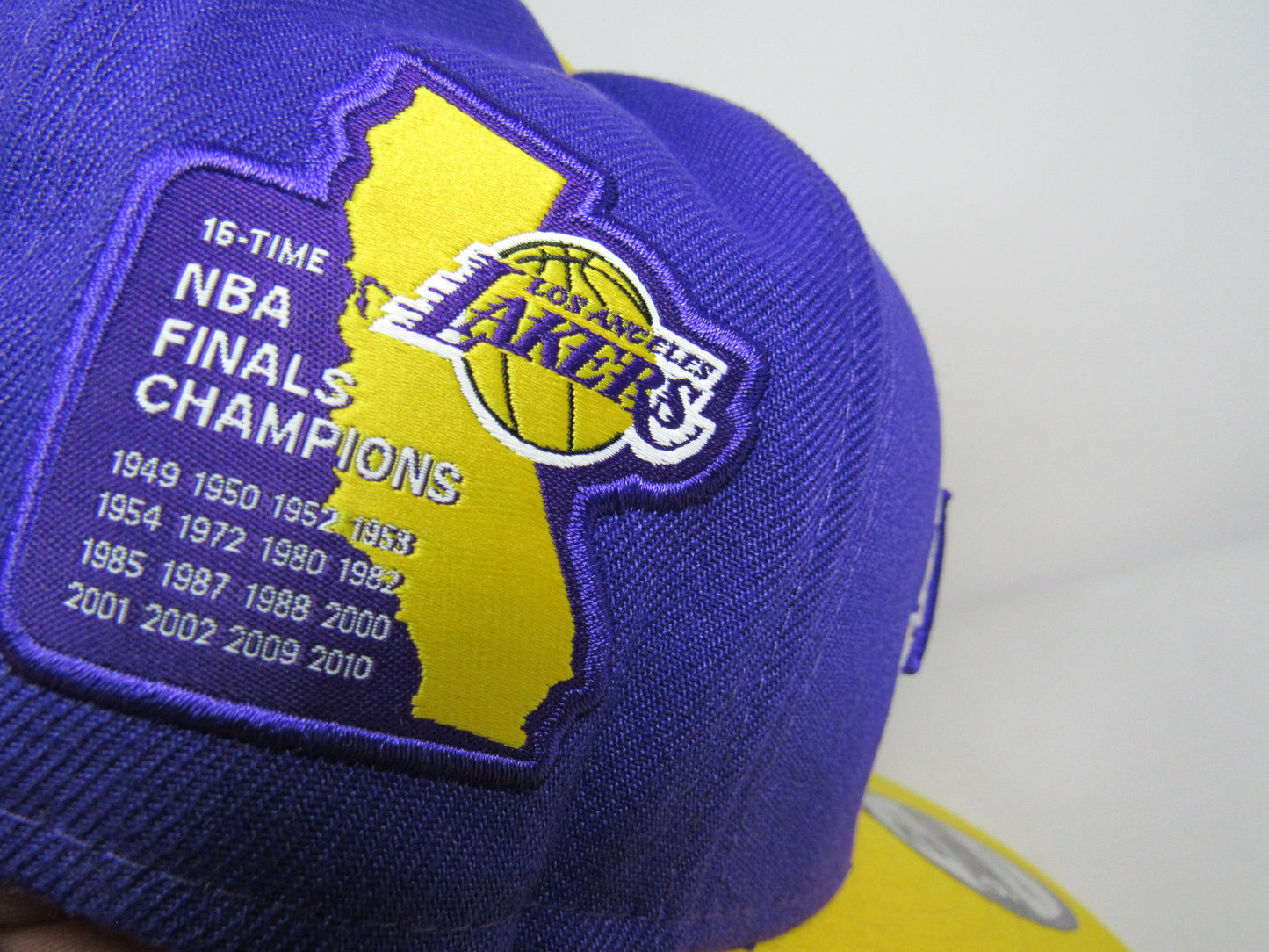 GORRA PLANA NEW ERA LOS ANGELES LAKERS 16 FINALS CHAMPS