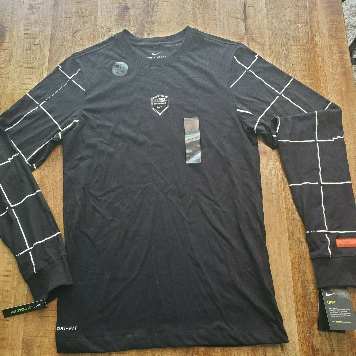 PLAYERA LEBRON GREATNESS MANGA LARGA DRI-FIT