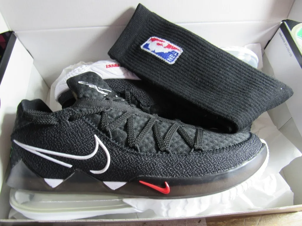 LEBRON JAMES 17 LOW "BLACK-COLORS" EN CAJA MODELO REDUCIDO