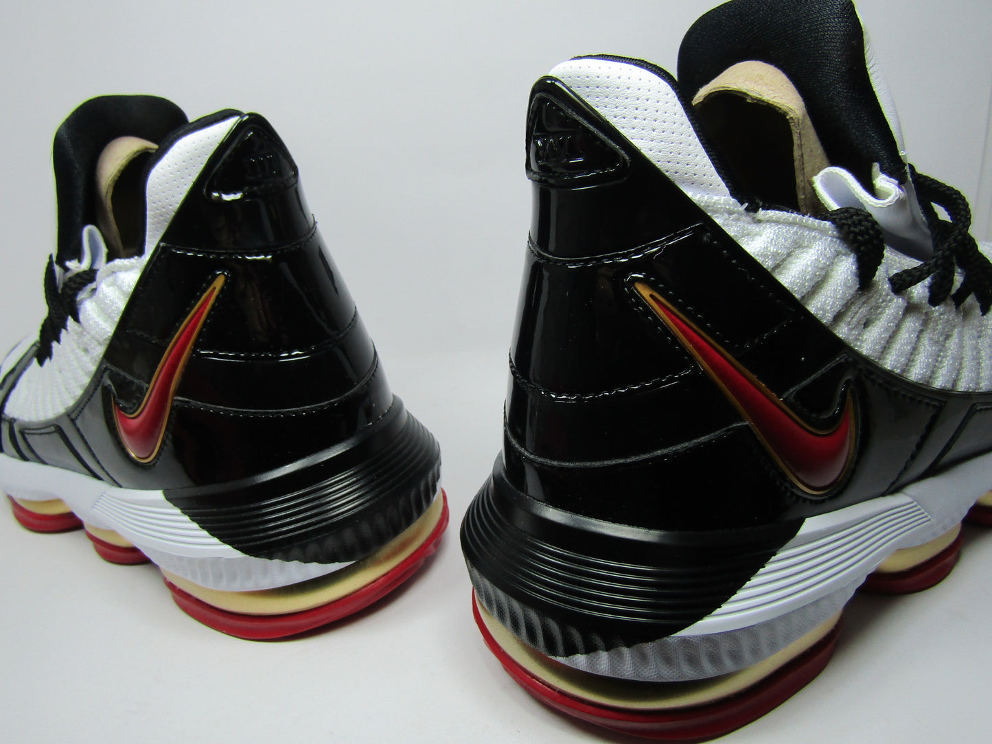 LEBRON XVI REMIX EDITION EN CAJA