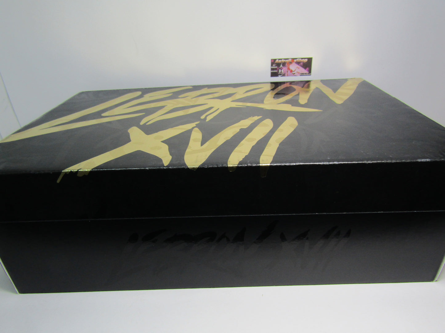 LEBRON XVII LOW GOLD SHERIFF EN CAJA