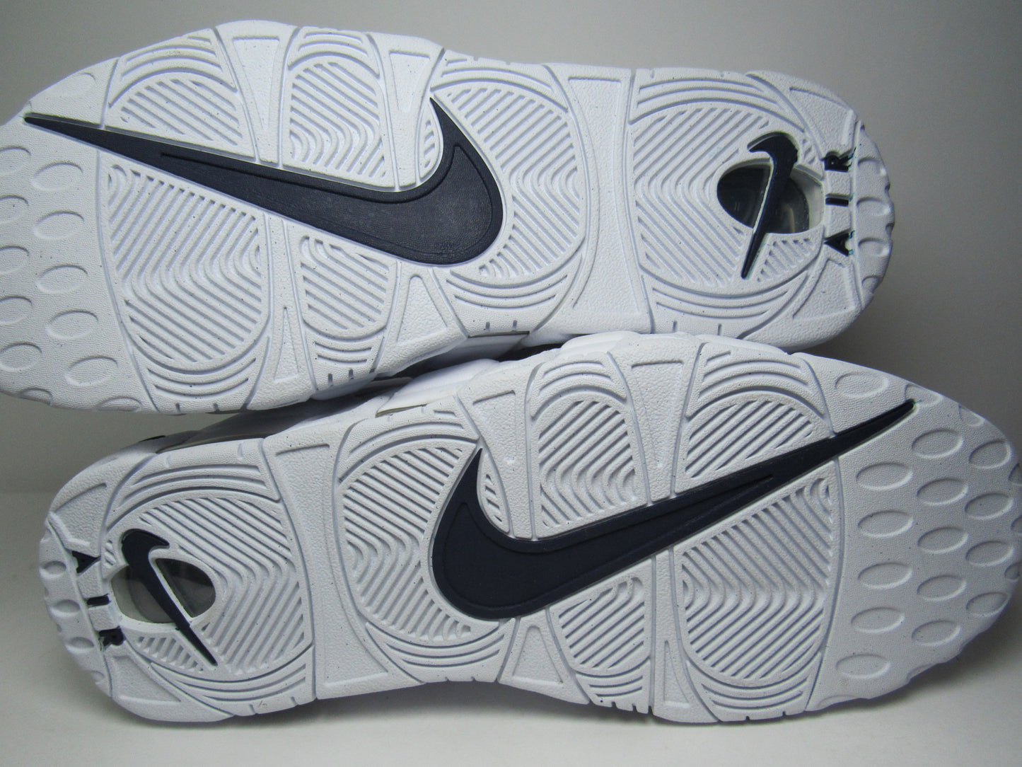 PIPPEN AIR MORE UPTEMPO WHITE NAVY EN CAJA