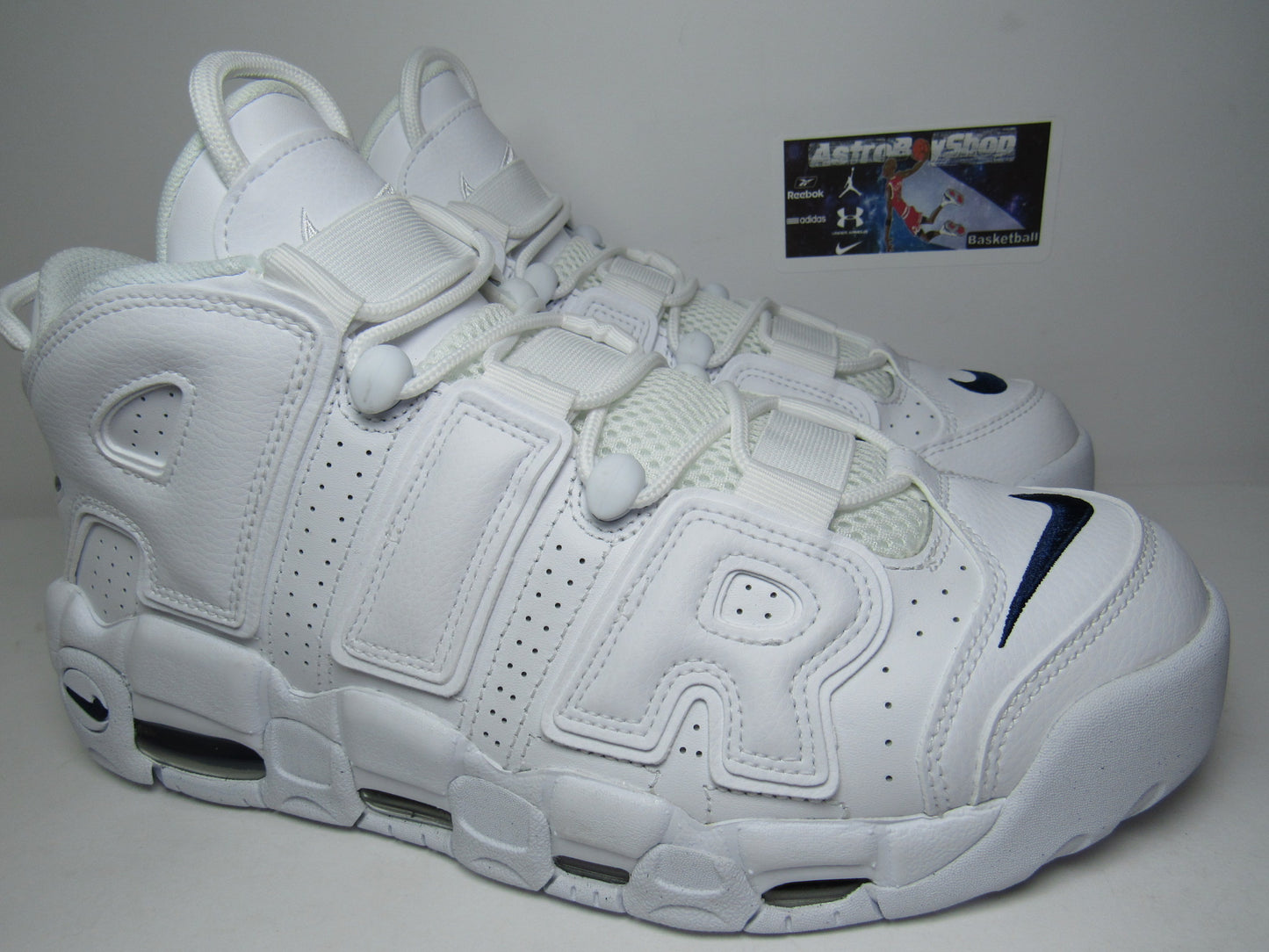 PIPPEN AIR MORE UPTEMPO WHITE NAVY EN CAJA