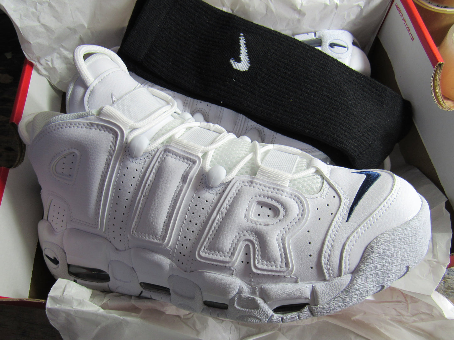 PIPPEN AIR MORE UPTEMPO WHITE NAVY EN CAJA