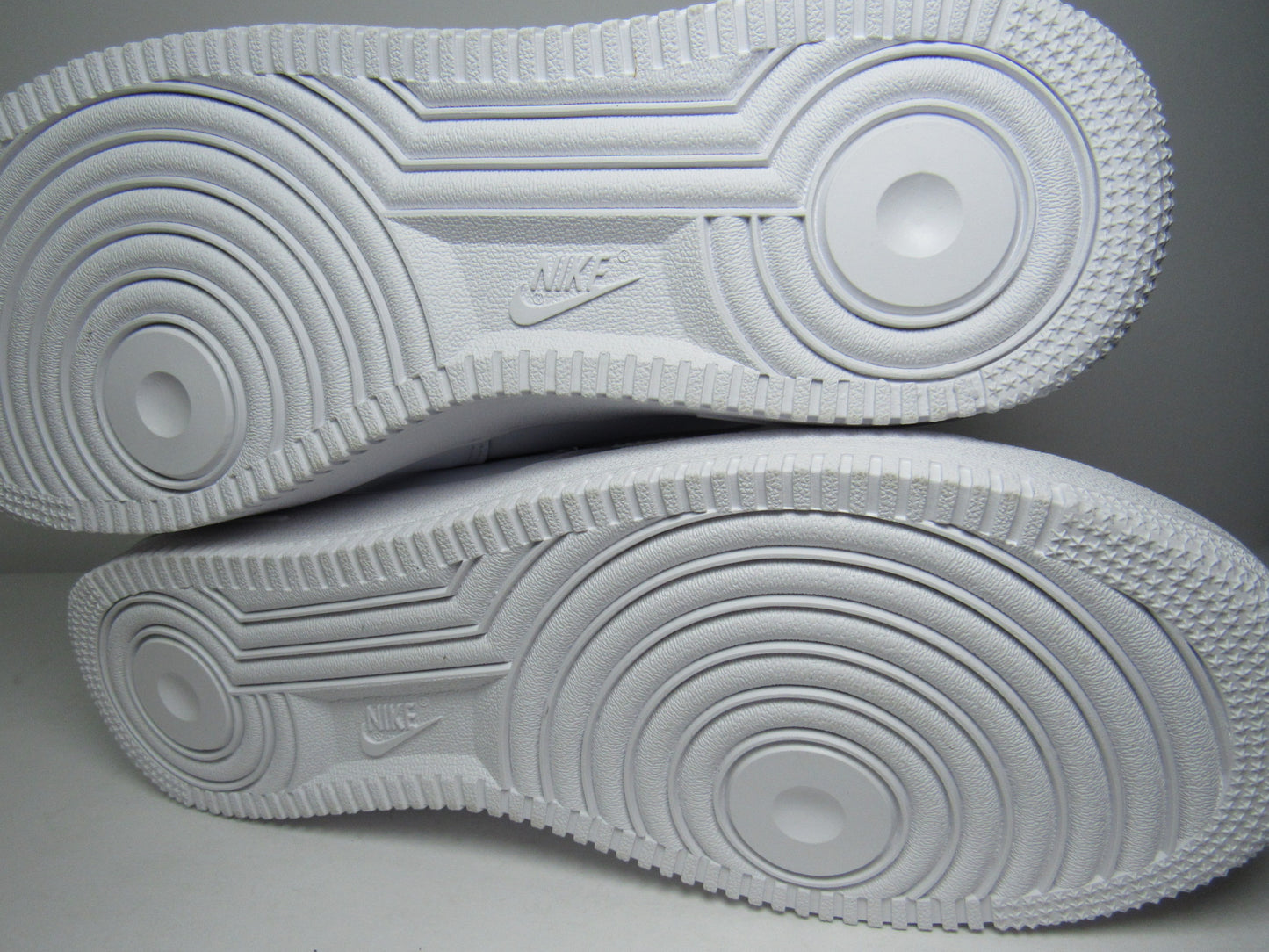 NIKE AIR FORCE ONE MID WHITE EN CAJA
