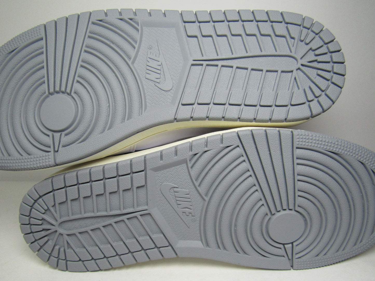 JORDAN 1 MID "NEUTRAL GREY" EN CAJA