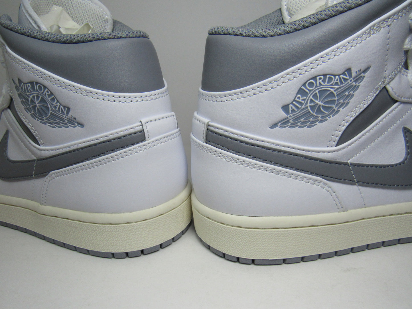 JORDAN 1 MID "NEUTRAL GREY" EN CAJA