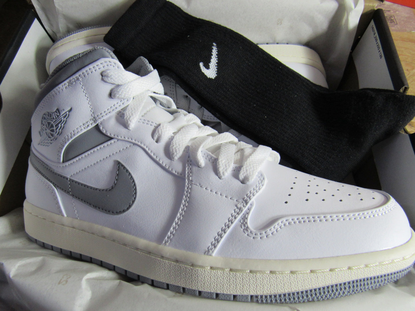 JORDAN 1 MID "NEUTRAL GREY" EN CAJA