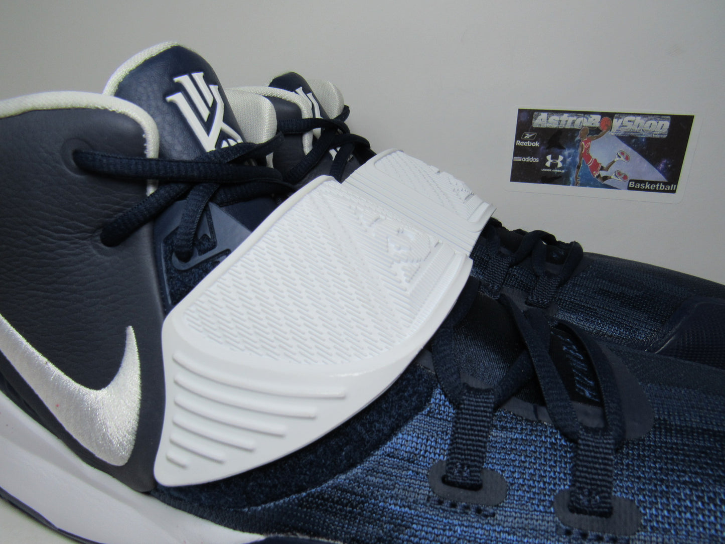 KYRIE IRVING 6 "NAVY" EN CAJA